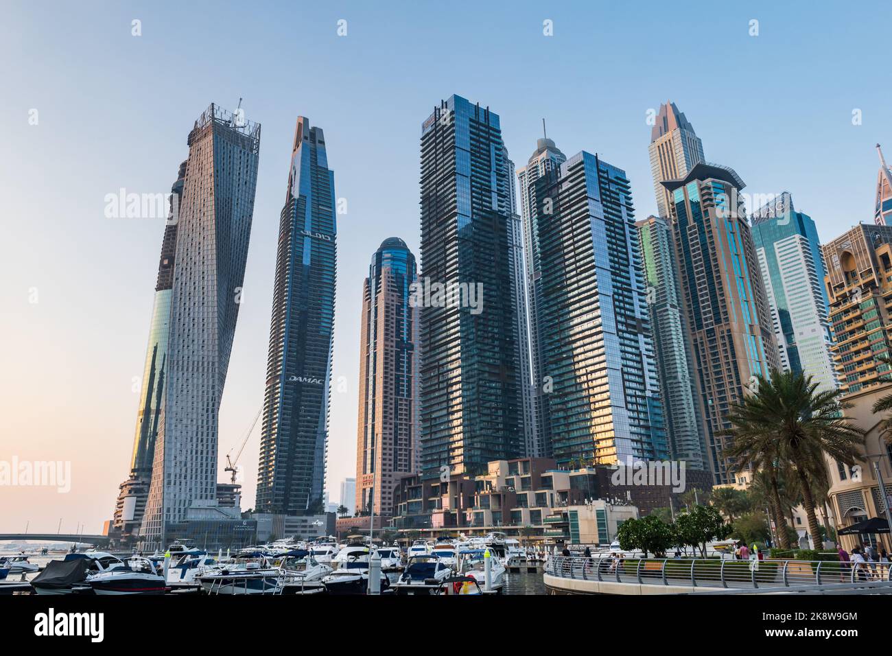 Dubaï, Émirats Arabes Unis - octobre 2022 : vue sur la marina de Dubaï et gratte-ciels à Dubaï, Émirats arabes Unis. Paysage urbain de Dubaï avec architecture moderne au coucher du soleil Banque D'Images