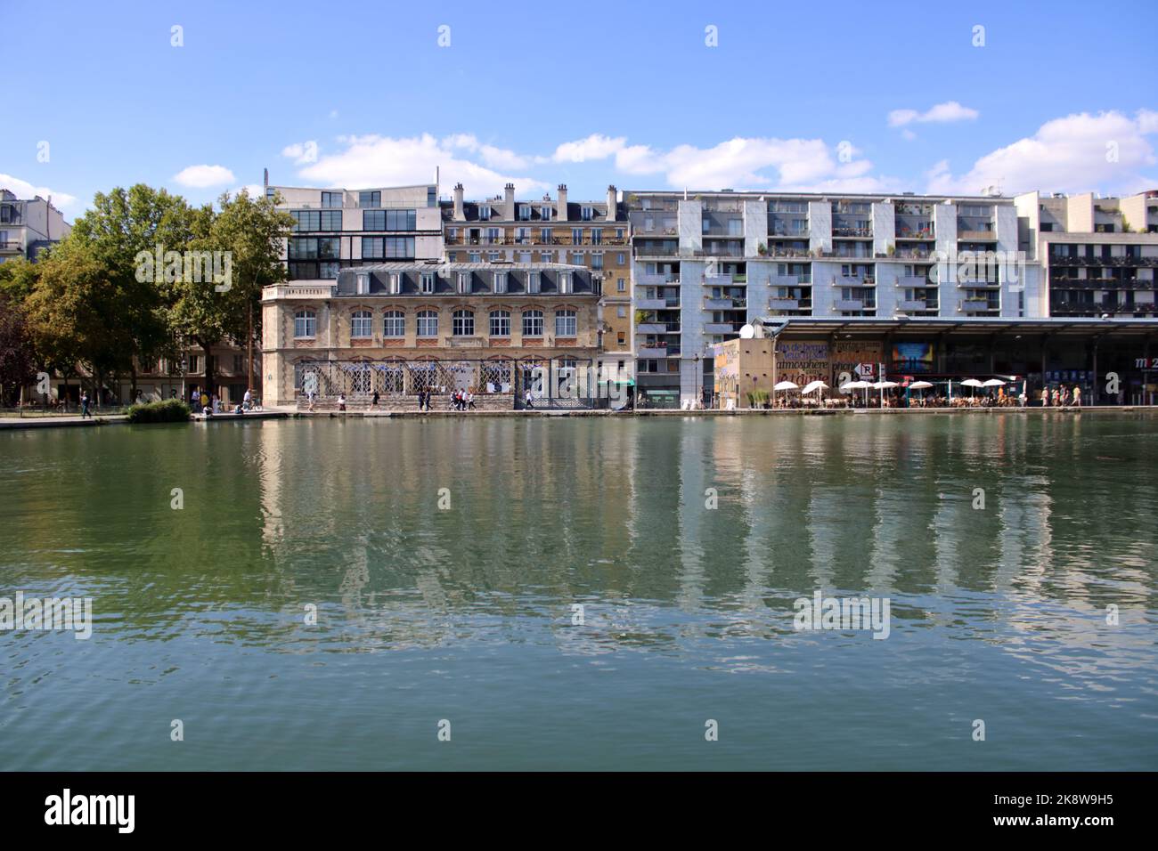 Vue d'été du bassin de la Villette situé à Paris-Plage dans le 19th arrondissement de Paris France. Banque D'Images
