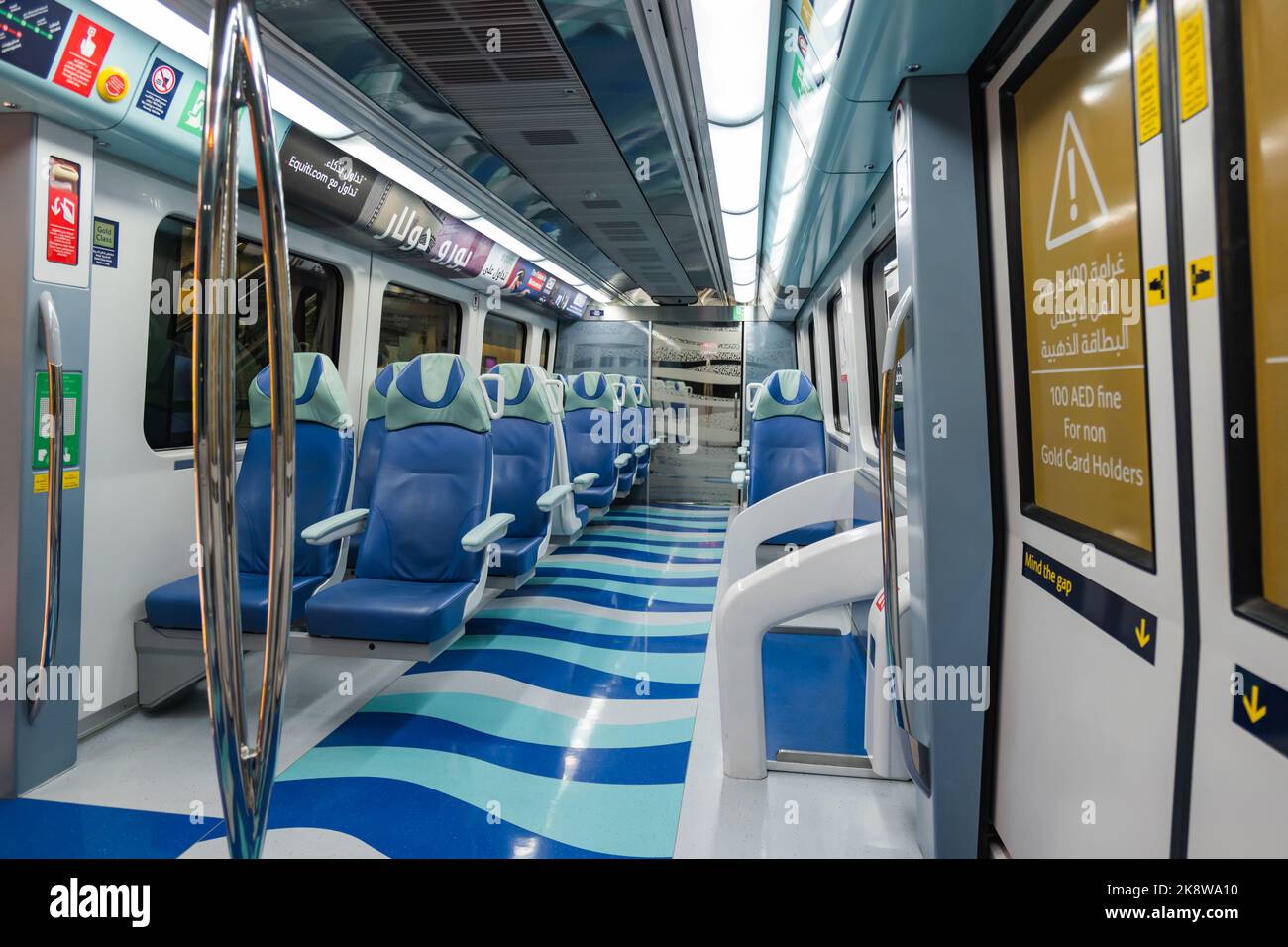 Dubaï, Émirats Arabes Unis - octobre 2022 : transport de la classe Or du métro de Dubaï. Le métro de Dubaï est un réseau de transport ferroviaire rapide dans la ville de Dubaï, aux Émirats arabes Unis Banque D'Images