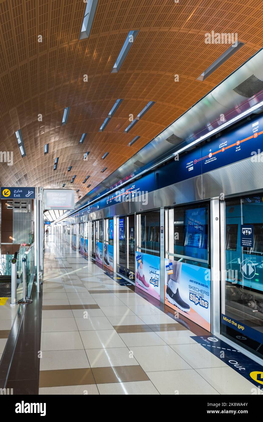 Dubai, Émirats Arabes Unis - octobre 2022 : architecture de la plateforme de la station de métro de Dubaï. Le métro de Dubaï est un réseau de transport ferroviaire rapide dans la ville de Dubaï, aux Émirats arabes Unis Banque D'Images