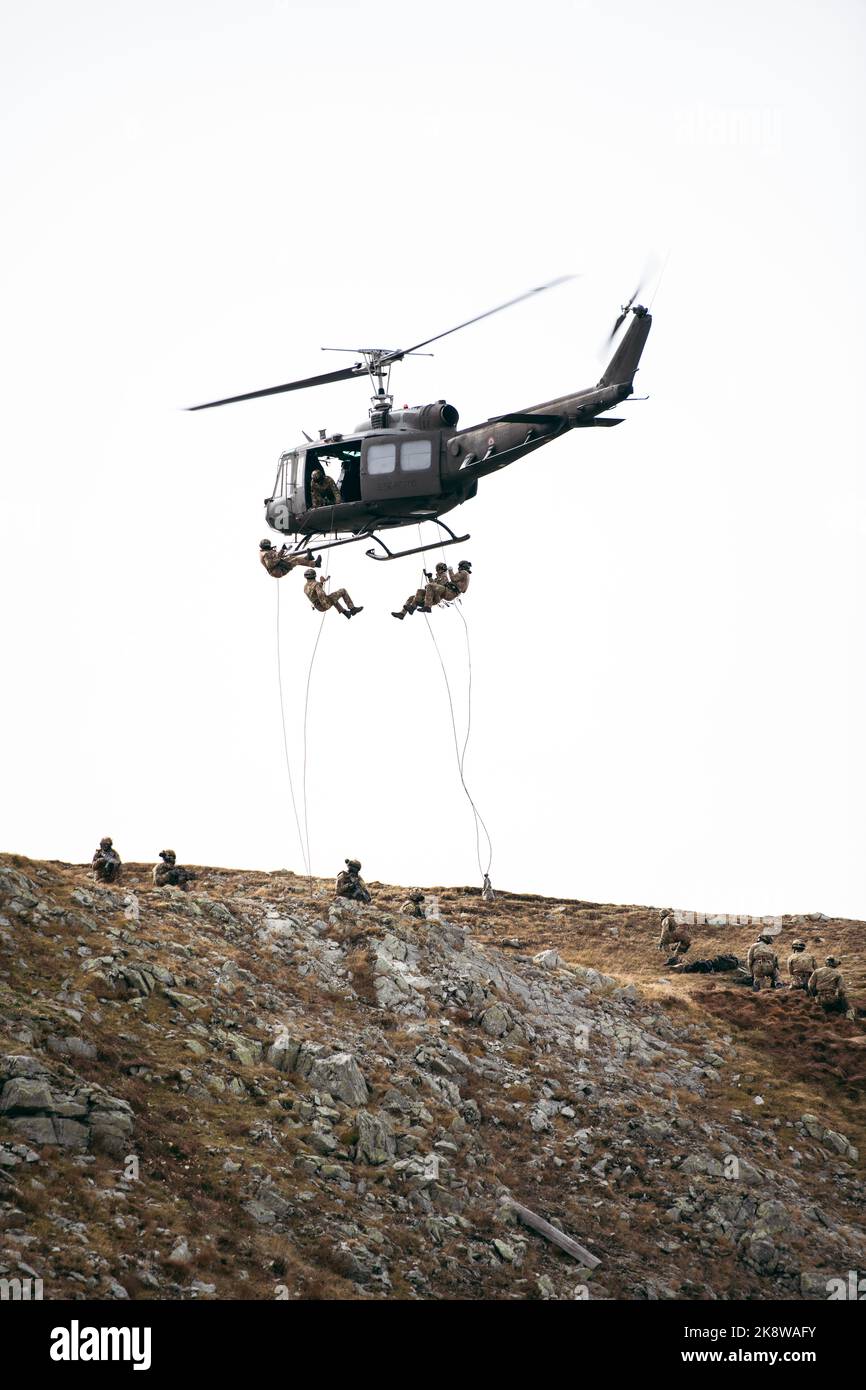 Les soldats de l'armée italienne de la Brigade Alpini se repoussent d'un HÉLICOPTÈRE UH-60 Blackhawk pour secourir une victime simulée lors d'une mission pilote au cours d'une mission pilote au cours de l'exercice Summer Solve dans la province de Bolzano, en Italie, le 4 octobre 2022. L'exercice Alpine Star est un exercice d'entraînement multinational et multiphasé de guerre dans les montagnes et l'arctique organisé chaque année par l'armée italienne. Les parachutistes de reconnaissance de la Brigade aéroportée 173rd s'intègrent dans des compagnies sélectionnées de la Brigade Alpini de l'Armée italienne pour apprendre des techniques de traversée, de montée et de descente multi-marines Banque D'Images
