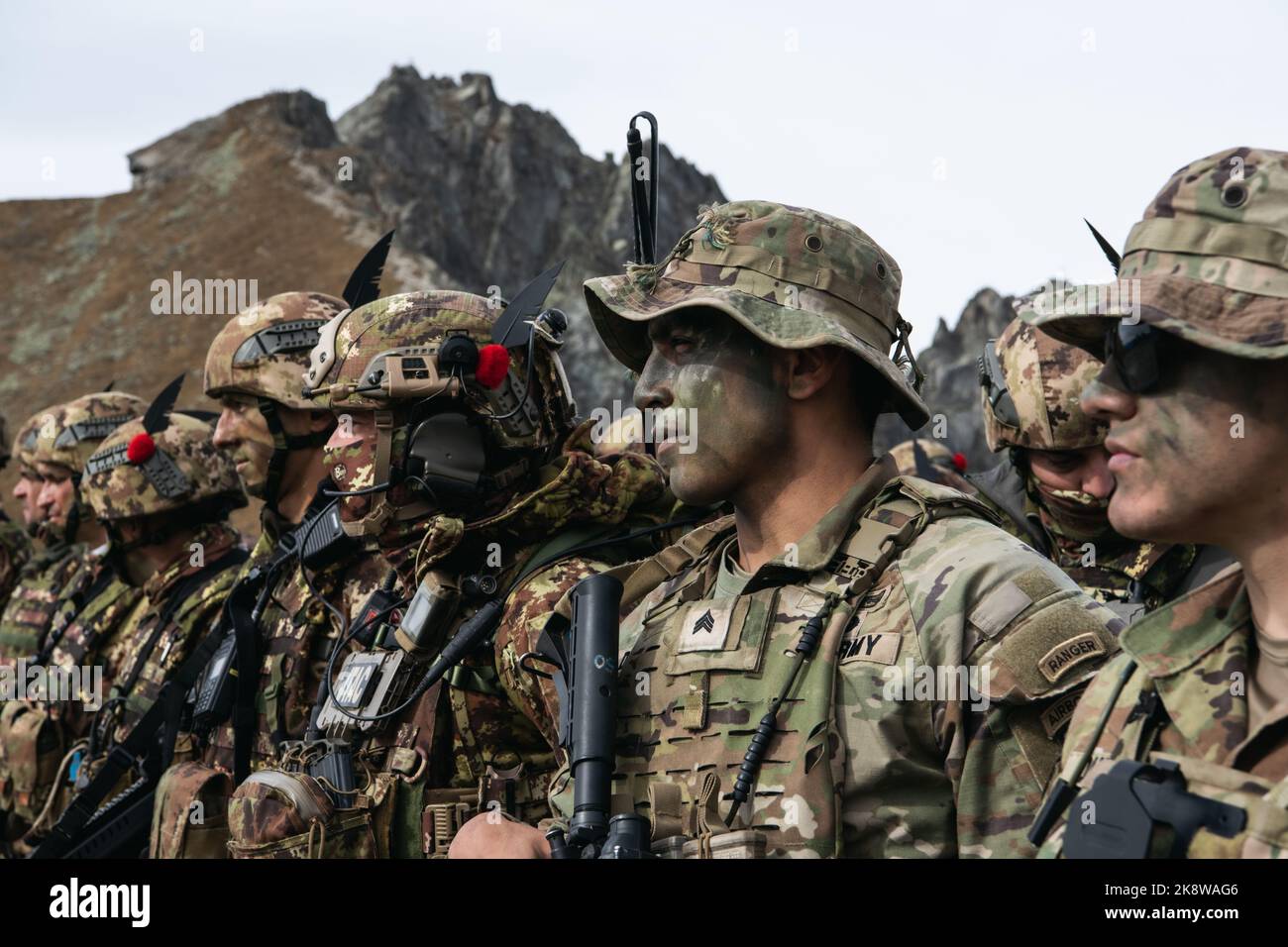 Les parachutistes de l’armée américaine affectés au 2nd Bataillon, 503rd Parachute Infantry Regiment se tiennent aux côtés des soldats de la Brigade Alpini de l’armée italienne lors d’un discours prononcé par le général de l’armée italienne dans la province de Bolzano, en Italie, le 4 octobre 2022. L'exercice Alpine Star est un exercice d'entraînement multinational et multiphasé de guerre dans les montagnes et l'arctique organisé chaque année par l'armée italienne. Les parachutistes de reconnaissance de la Brigade aéroportée 173rd s'intègrent dans des compagnies sélectionnées de la Brigade Alpini de l'Armée italienne pour apprendre des techniques de traversée, de montée et de descente de montagnes multi-saisonnières Banque D'Images
