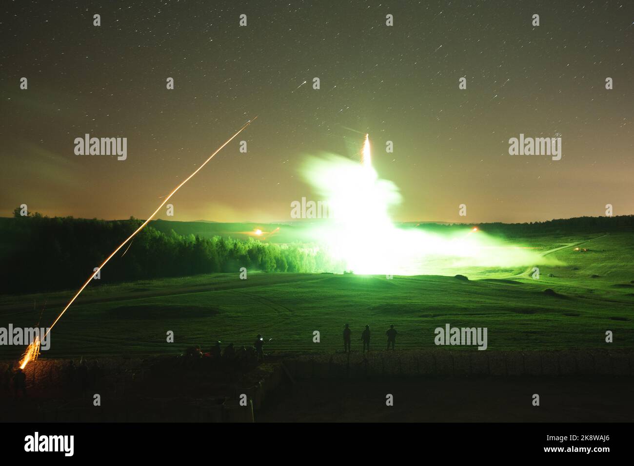Un parachutiste de l'armée américaine affecté au 1st Bataillon, 503rd Parachute Infantry Regiment déploie un groupe d'étoiles illuminé de 159M comme signal visuel à un élément agressant lors d'un exercice de tir en direct de compagnie sur une aire de manœuvre dans la zone d'entraînement de Grafenwoehr, en Allemagne, le 22 septembre 2022. La Brigade aéroportée de 173rd est la Force d'intervention en cas d'urgence de l'armée américaine en Europe, fournissant des forces rapidement déployables aux États-Unis les domaines de responsabilité de l'Europe, de l'Afrique et du Commandement central. Déployée en Italie et en Allemagne, la brigade s'entraîne régulièrement aux côtés des alliés et partenaires de l'OTAN Banque D'Images