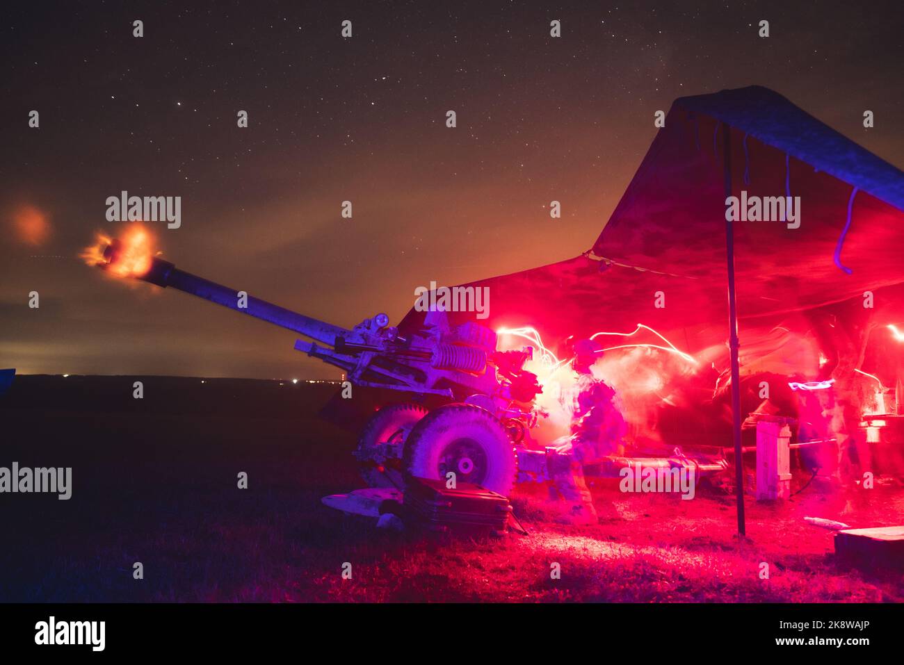 Les parachutistes de l'armée américaine affectés au 4th Bataillon, 319th Airborne Field Artillery Regiment ont incendié un M119A3 lors d'un exercice de tir direct de la compagnie sur une aire de manœuvre dans la zone d'entraînement de Grafenwoehr, en Allemagne, le 23 septembre 2022. La Brigade aéroportée de 173rd est la Force d'intervention en cas d'urgence de l'armée américaine en Europe, fournissant des forces rapidement déployables aux États-Unis les domaines de responsabilité de l'Europe, de l'Afrique et du Commandement central. Déployée en Italie et en Allemagne, la brigade s'entraîne régulièrement aux côtés des alliés et partenaires de l'OTAN pour établir des partenariats et renforcer l'alliance. (É.-U. Armée Banque D'Images