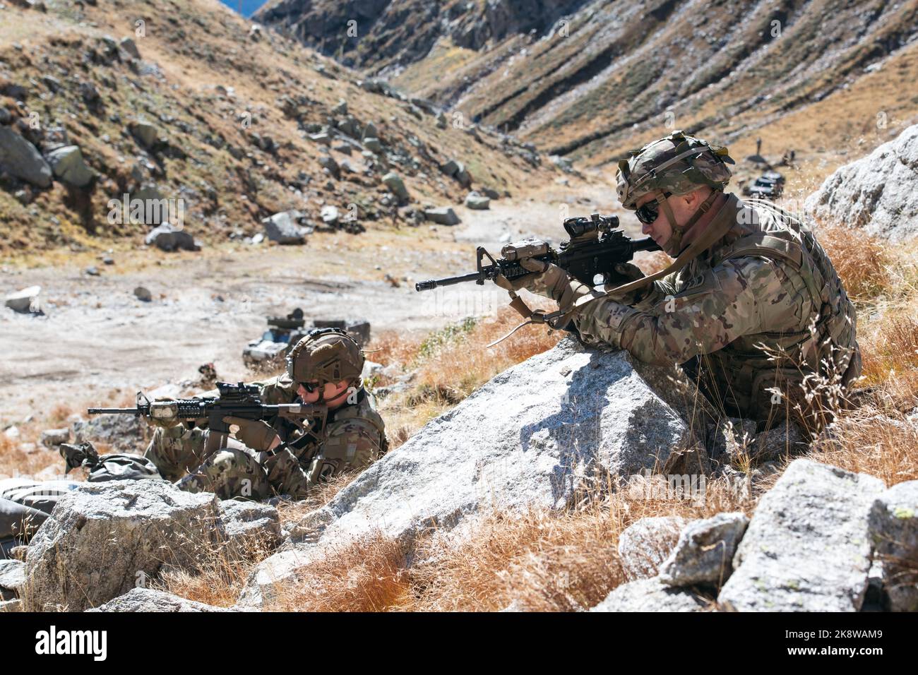 Les parachutistes de l’armée américaine affectés au 2nd Bataillon, 503rd Parachute Infantry Regiment assurent la couverture du feu en tant que soldats de l’assaut de la Brigade Alpini de l’armée italienne un objectif lors d’un exercice de tir à blanc dans le cadre de l’exercice Summer Solve dans la province de Bolzano, en Italie, le 3 octobre 2022. L'exercice Alpine Star est un exercice d'entraînement multinational et multiphasé de guerre dans les montagnes et l'arctique organisé chaque année par l'armée italienne. Les parachutistes de reconnaissance de la Brigade aéroportée 173rd s'intègrent dans des compagnies sélectionnées de la Brigade Alpini de l'armée italienne pour apprendre des techniques de traversée, ascendi Banque D'Images