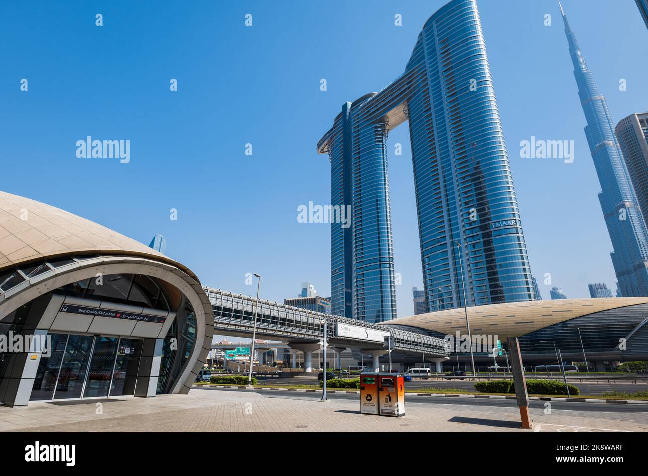 Dubaï, Émirats Arabes Unis - octobre 2022 : station de métro Dubai Mall avec Burj Khalifa. Le métro de Dubaï est un réseau de transport ferroviaire rapide dans la ville de Dubaï Banque D'Images