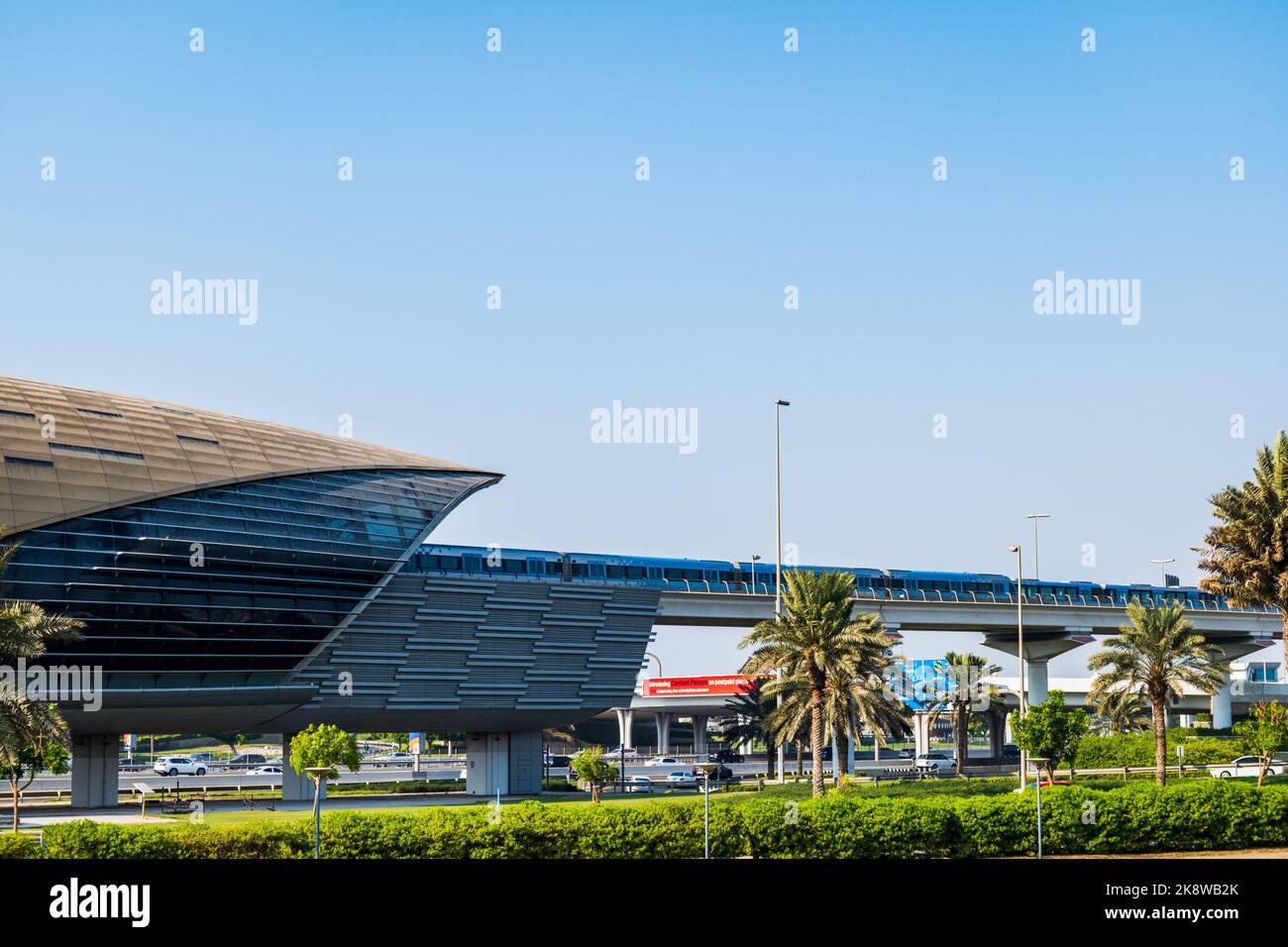 Dubai, Émirats Arabes Unis - octobre 2022 : architecture de la station de métro de Dubaï. Le métro de Dubaï est un réseau de transport ferroviaire rapide dans la ville de Dubaï, aux Émirats arabes Unis Banque D'Images