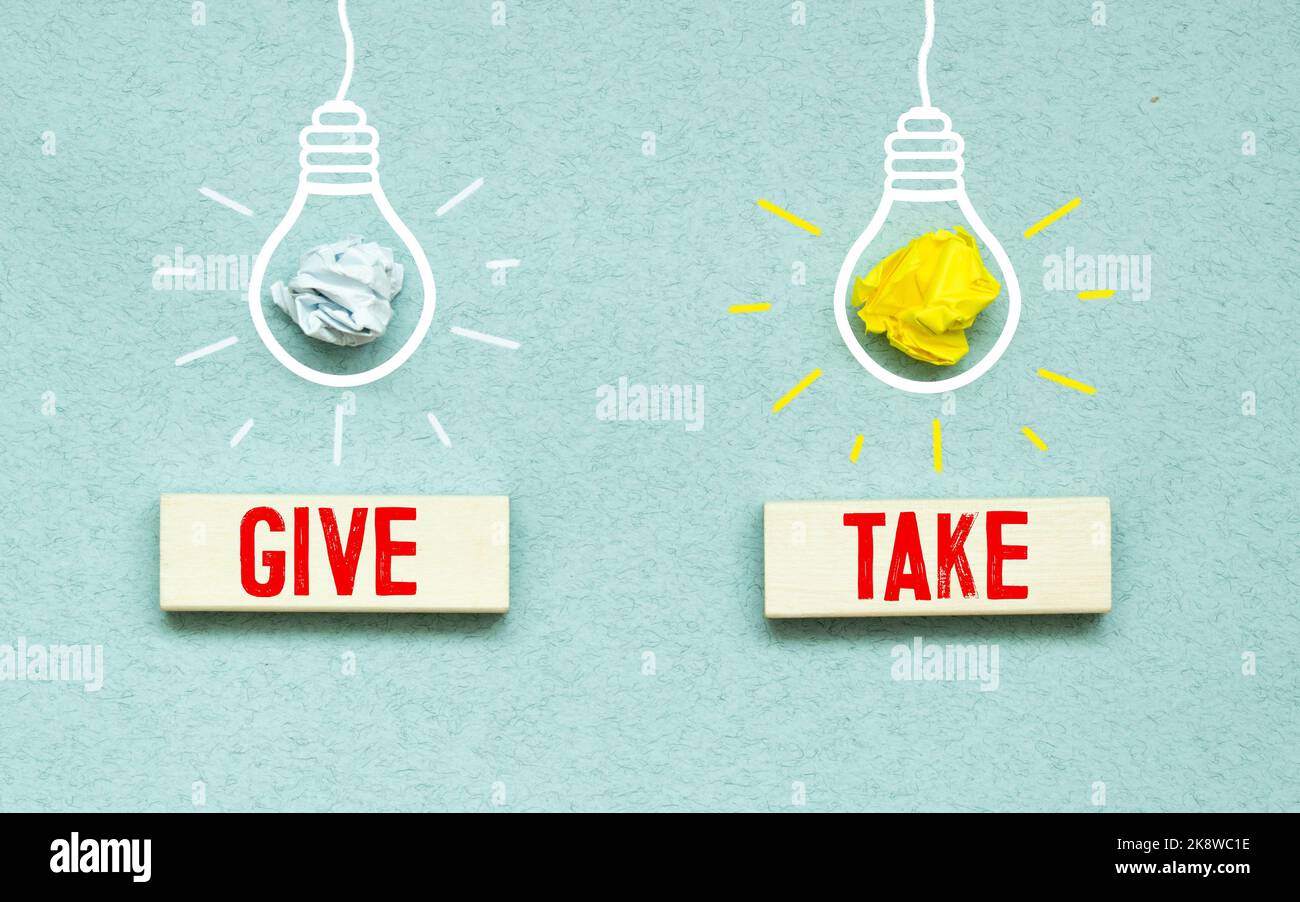 Écriture manuelle du mot donner dans la craie sur un tableau noir utilisé. Le don prend de nombreuses formes et peut impliquer du temps ou de l'argent ou juste notre présence et des mots aimables. Banque D'Images