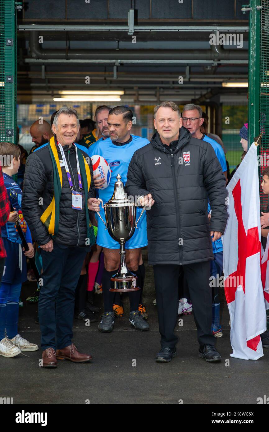 Coupe du monde de rugby pour handicapés physiques au parc Victoria. La coupe est présentée avant le match Angleterre/Australie Banque D'Images