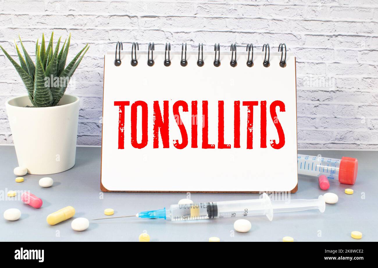 Le médecin garde une carte avec le nom du diagnostic - amygdalite. Mise au point sélective. Concept médical Banque D'Images