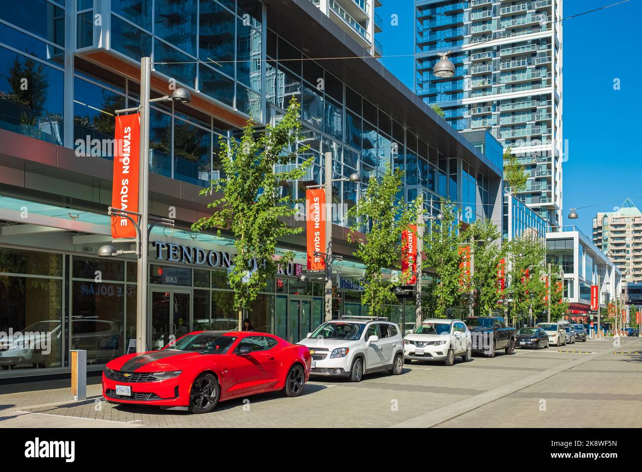 Vue sur la rue des édifices de la ville au centre-ville de Burnaby, centre commercial région de Metrotown, Vancouver C.-B., Canada-1 octobre,2022. Voyage photo, personne Banque D'Images