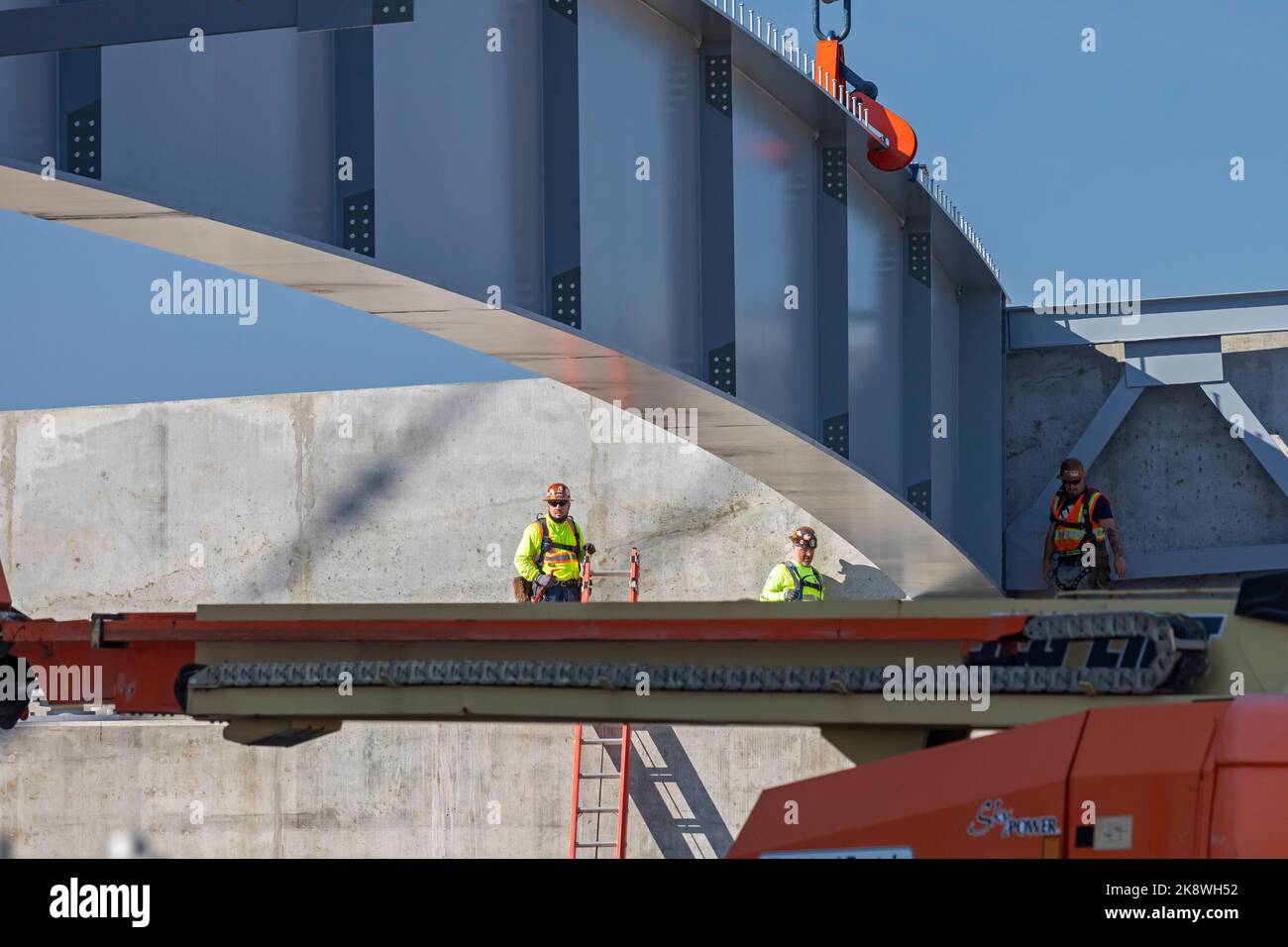 Detroit, Michigan, États-Unis. 24th octobre 2022. Construction de l'échangeur d'autoroute pour le pont international Gordie Howe. La fin des travaux est prévue en 2024, le pont reliera Detroit à Windsor, en Ontario, de l'autre côté de la rivière Detroit. Crédit : Jim West/Alay Live News Banque D'Images