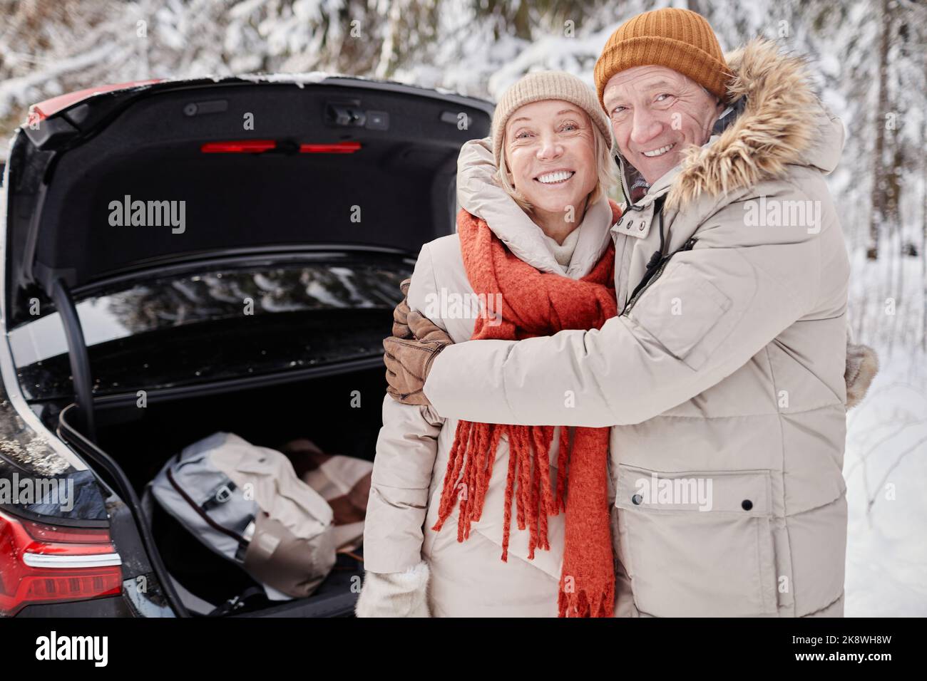 Portrait d'un couple mûr souriant en pleine nature, en pleine escapade hivernale, en regardant l'appareil photo et l'espace de copie Banque D'Images