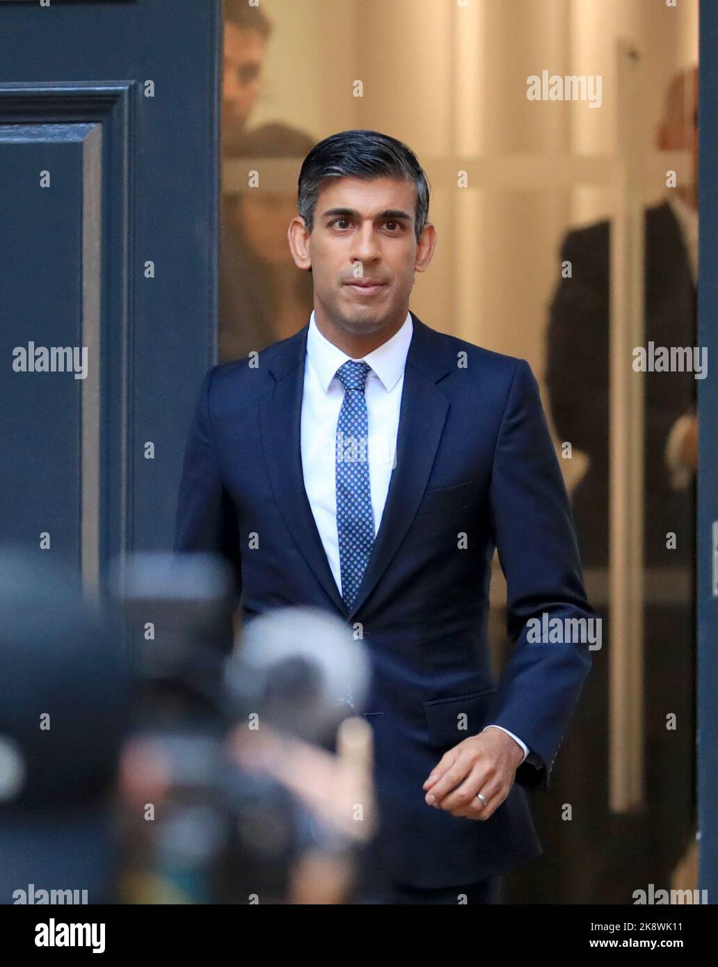 Londres, Grande-Bretagne. 24th octobre 2022. Rishi Sunak quitte le quartier général du Parti conservateur à Londres, en Grande-Bretagne, le 24 octobre 2022. Rishi Sunak, ancien chancelier de l'Échiquier, a remporté lundi la course au leadership du Parti conservateur au pouvoir et deviendra le nouveau Premier ministre du pays. Crédit : Li Ying/Xinhua/Alay Live News Banque D'Images