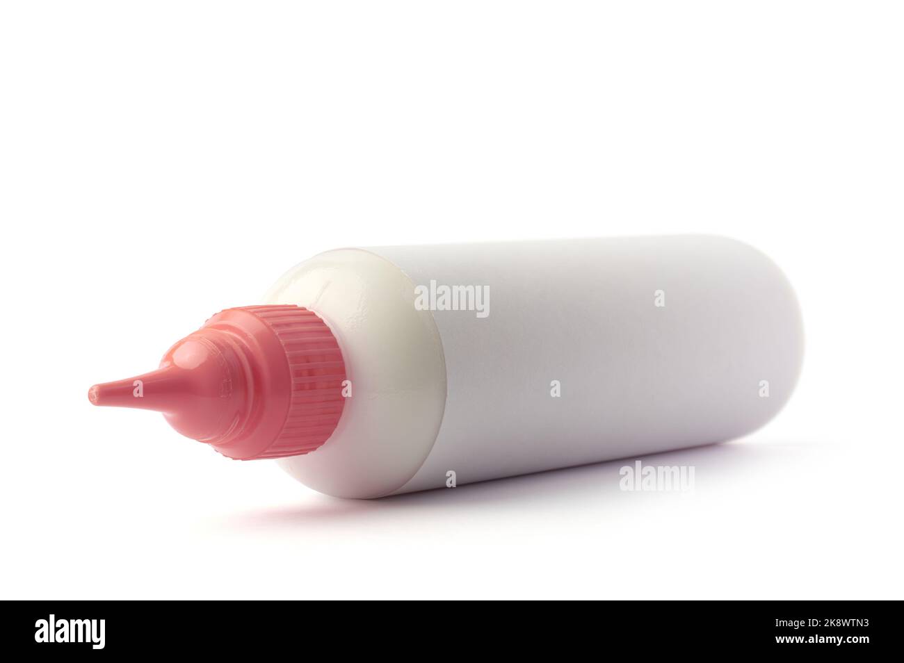 gros plan d'un flacon en plastique souple pour la colle, l'huile, le lubrifiant, le gel ou le produit chimique, modèle de maquette, ressource pour la conception graphique, isolée sur blanc Banque D'Images
