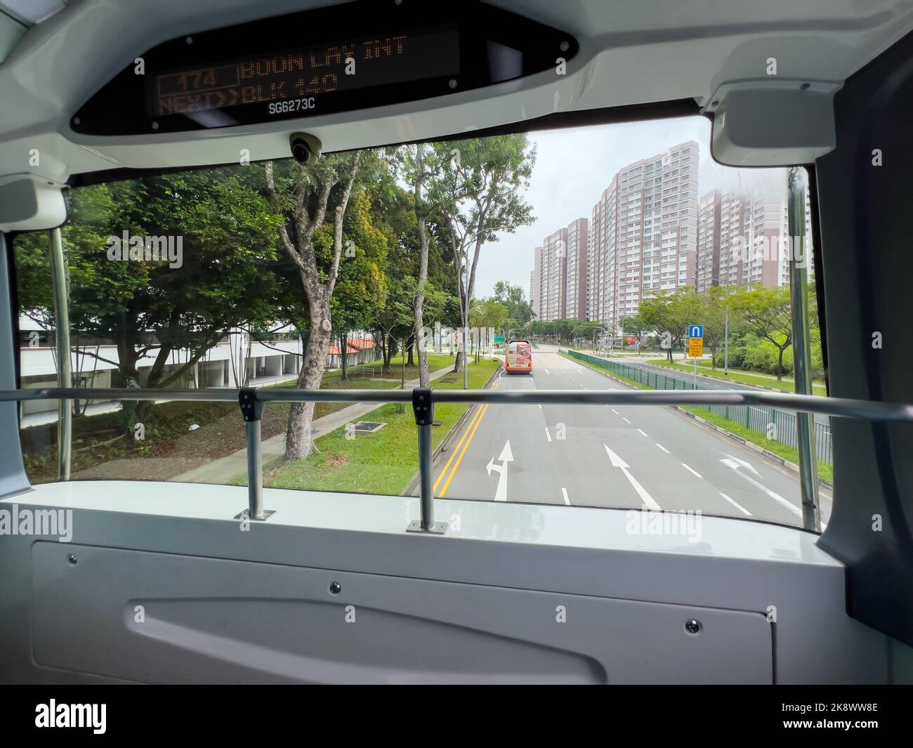 À l'intérieur d'un bus à impériale, le siège avant du pont supérieur offre une vue panoramique sur les parties communes pendant le trajet en bus. Singapour. Banque D'Images