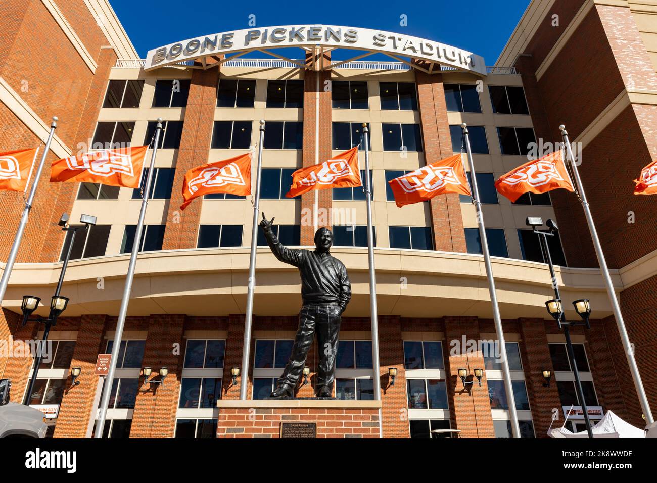Stillwater, OK - 21 octobre 2022 : statue de Boone Pickens devant le stade de Boone Pickens, stade de football de l'université d'État de l'Oklahoma Banque D'Images