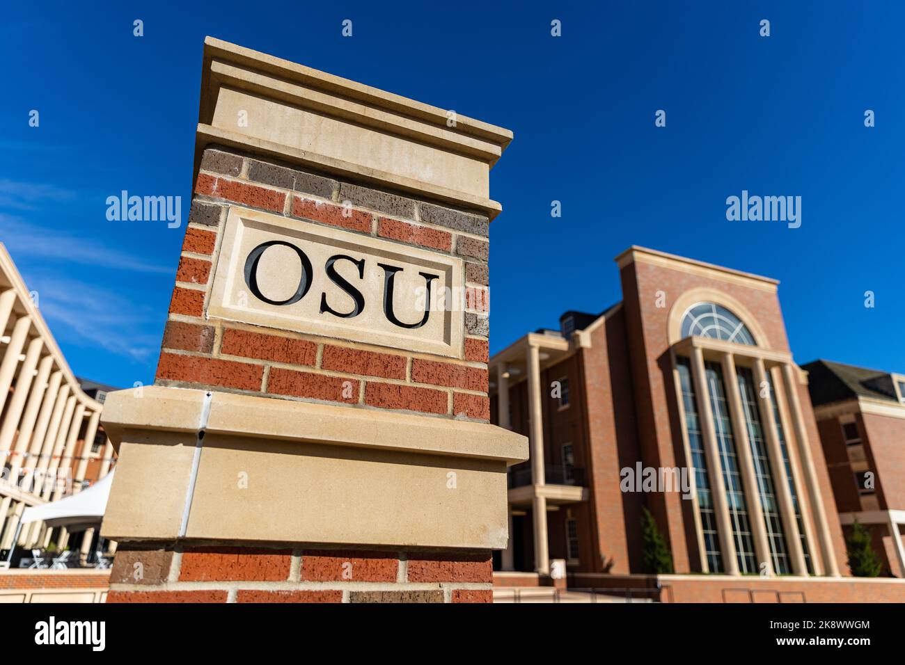 Stillwater, OK - 21 octobre 2022 : lettrage de l'OSU sur une colonne de brique sur le campus de l'Université d'État d'Oklahoma Banque D'Images