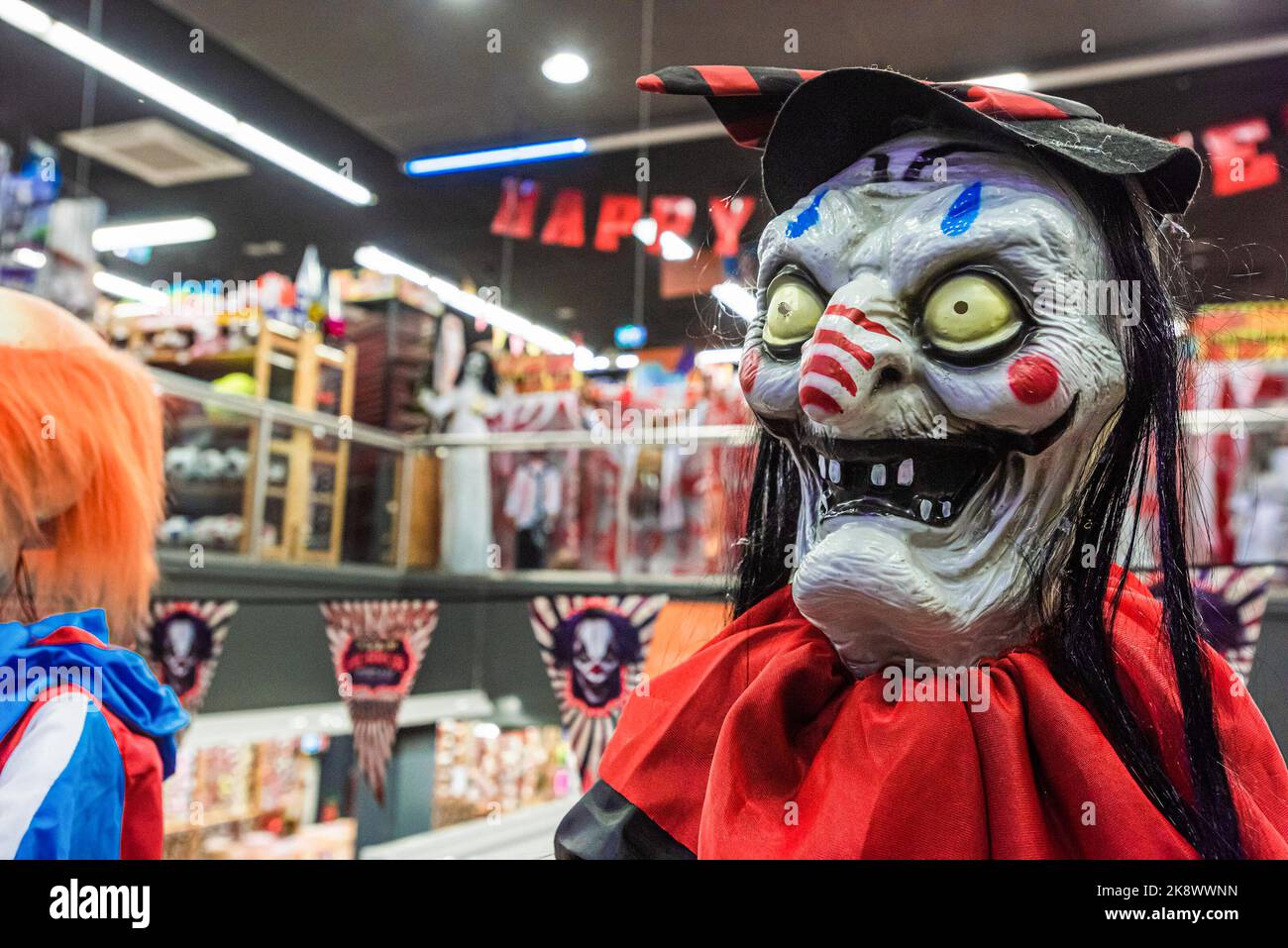 Un costume de sorcière fou de fantaisie vu au magasin « SoLow » de la Haye  avant Halloween, le magasin a stocké une plus grande quantité de ses  articles de ghoulish. Les