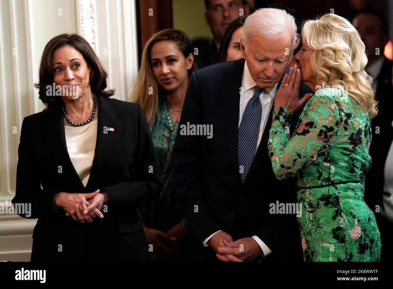 La première dame, le Dr Jill Biden, s'empare de l'oreille du président américain Joe Biden alors que le vice-président américain Kamala Harris, regarde pendant une représentation lors d'une réception pour célébrer Diwali dans la salle est de la Maison Blanche à Washington, DC sur 24 octobre 2022. Crédit: Yuri Gripas/Pool via CNP /MediaPunch Banque D'Images