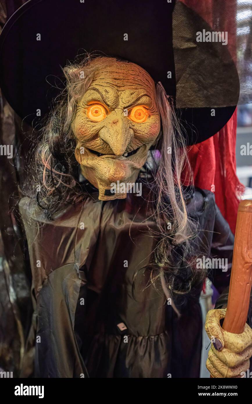 Ancien personnage de sorcière dans une cape noire et chapeau de sorcière vu  au magasin « SoLow » de la Haye avant Halloween, le magasin a stocké une  plus grande partie de