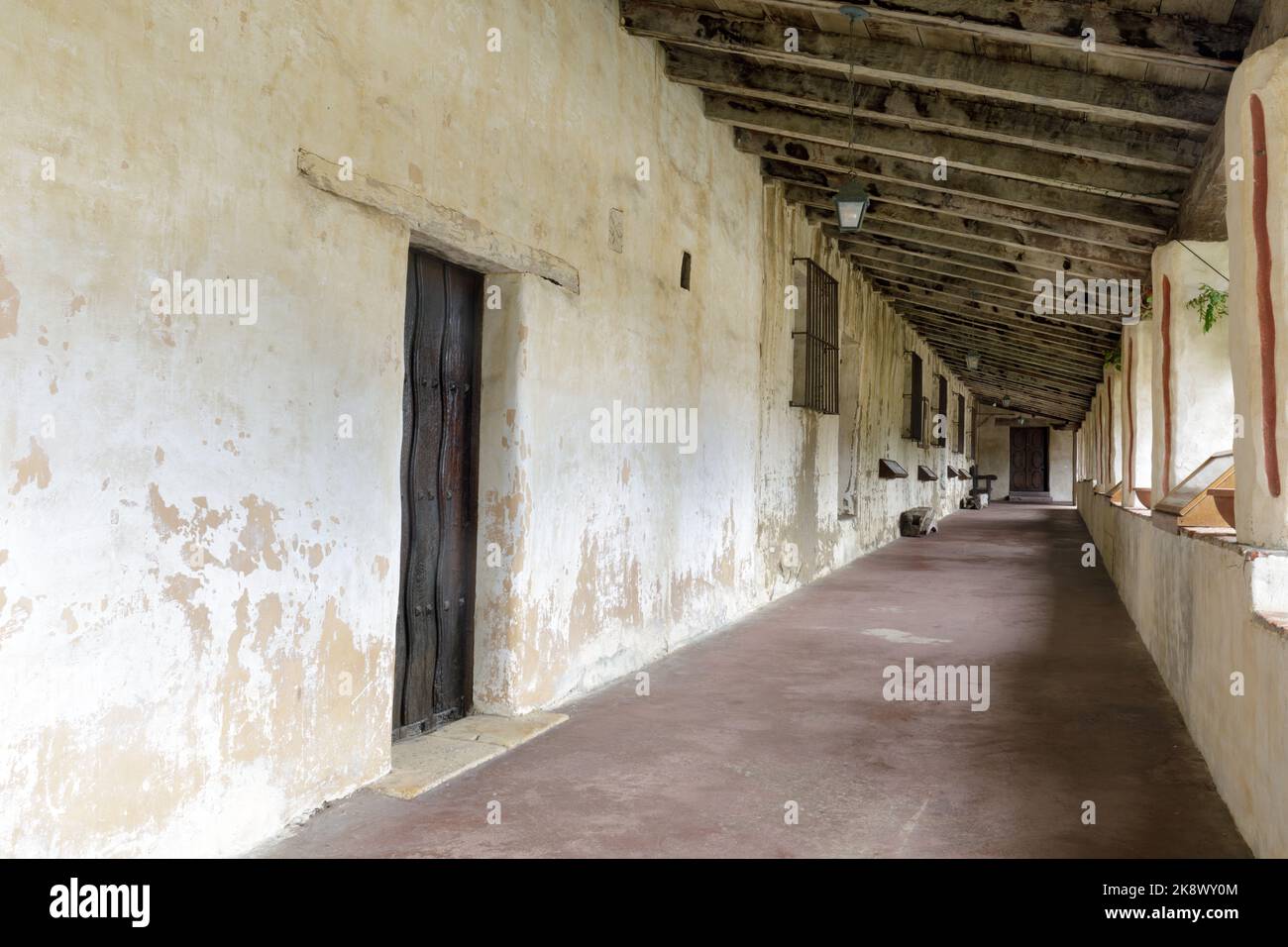 Couloir extérieur à Carmel Mission en Californie Banque D'Images