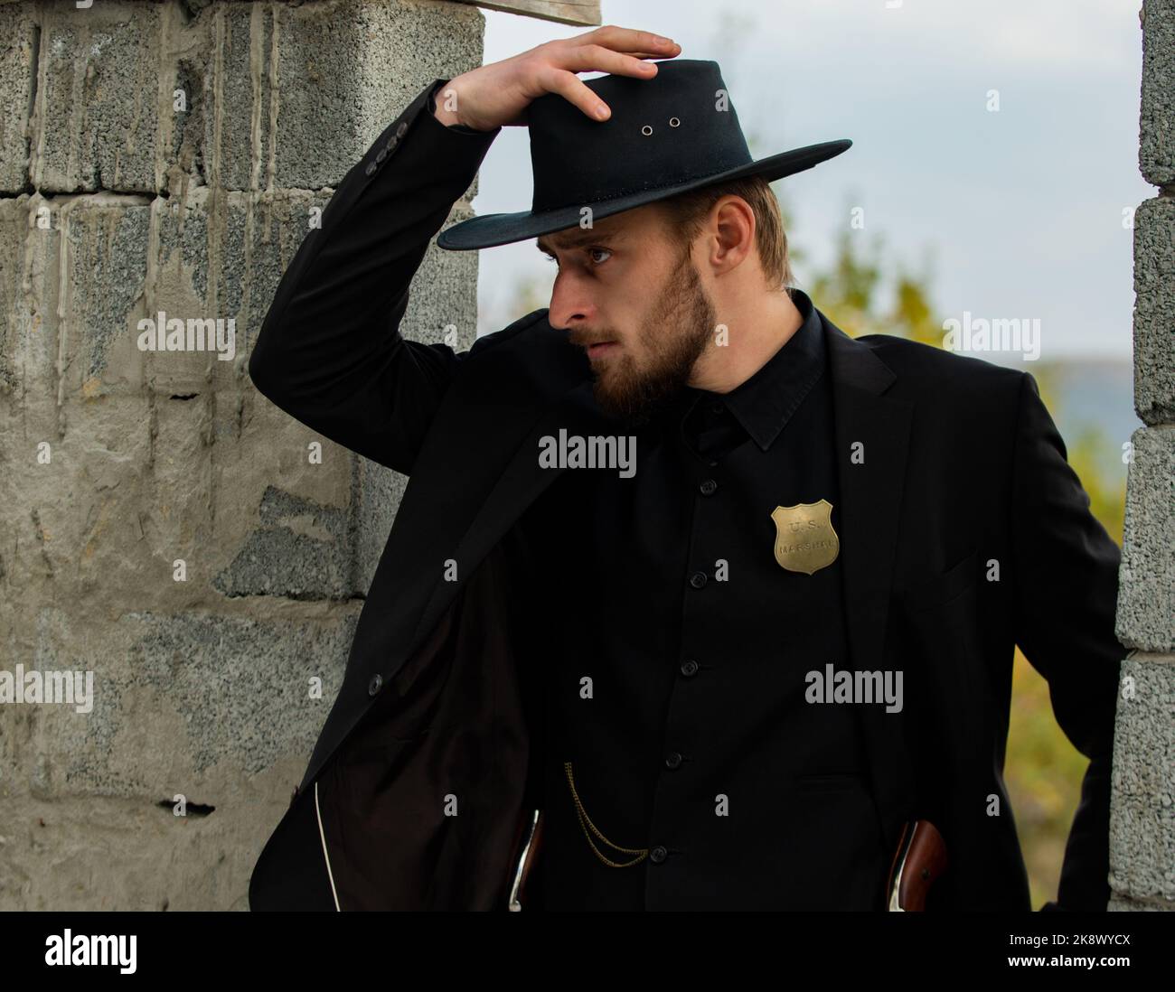 I LOVE FANCY DRESS Déguisement Cowboy pour Homme - Y Compris: Veste Duster Noir, Chapeau Cowboy et Nœud Papillon Western, Bretelles et étrui de Pistolet et Badge Shérif - Disponbile en 2