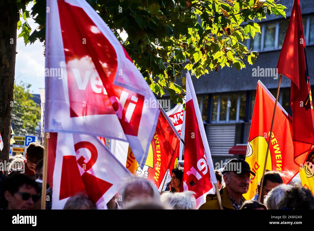 Hanovre, Allemagne, 22 octobre 2022: Drapeaux agitant au-dessus des chefs des participants dans une manifestation sur la solidarité automne en Allemagne Banque D'Images