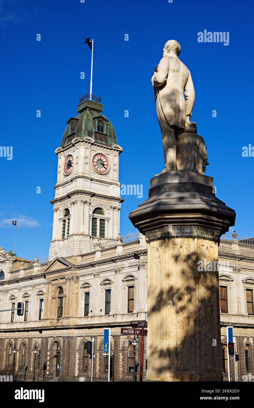 Ballarat Australie / vue extérieure de l'hôtel de ville de Ballarat vers 1872, et du monument Thomas Moore au premier plan. Banque D'Images