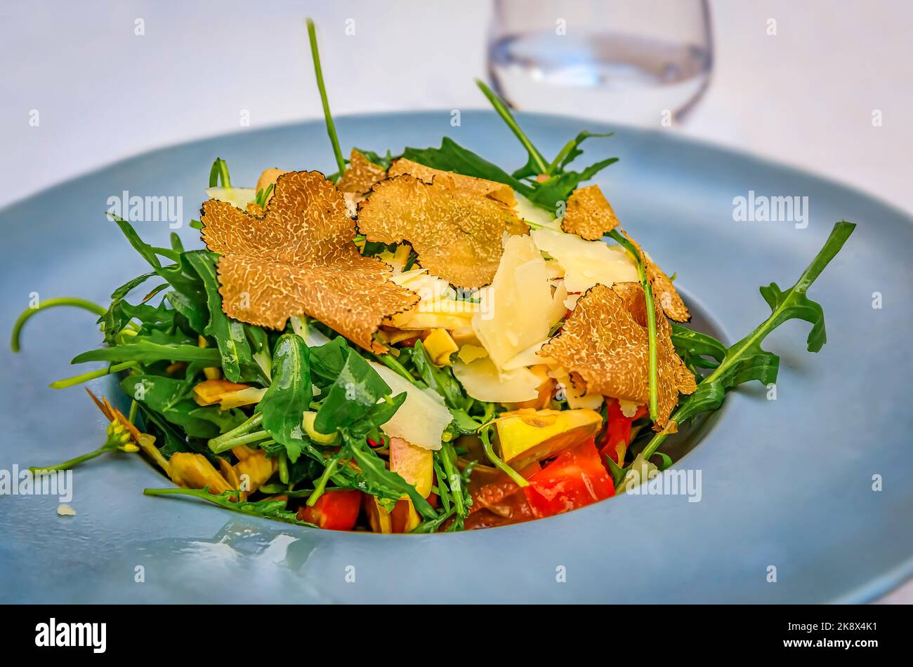 Salade d'arugula avec tranches de truffe noire, pommes, tomates et copeaux de parmesan dans un restaurant de luxe à Nice, France Banque D'Images
