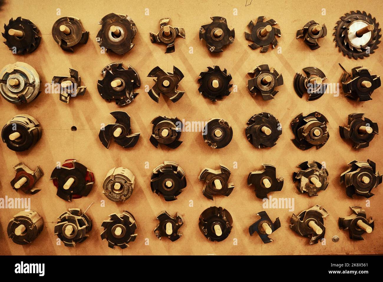 Tout est mis pour vous aider à couper votre bois à la perfection. Plan à grand angle des différents types de lames et d'outils de coupe utilisés dans un atelier. Banque D'Images