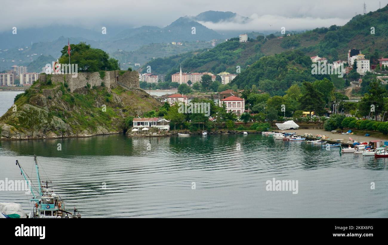 District de Tirebolu de la ville de Giresun sur la côte de la mer Noire de Turquie. Tirebolu est le centre du thé, de la noisette et du poisson anchois. TİREBOLU, GİRESUN, TURKE Banque D'Images