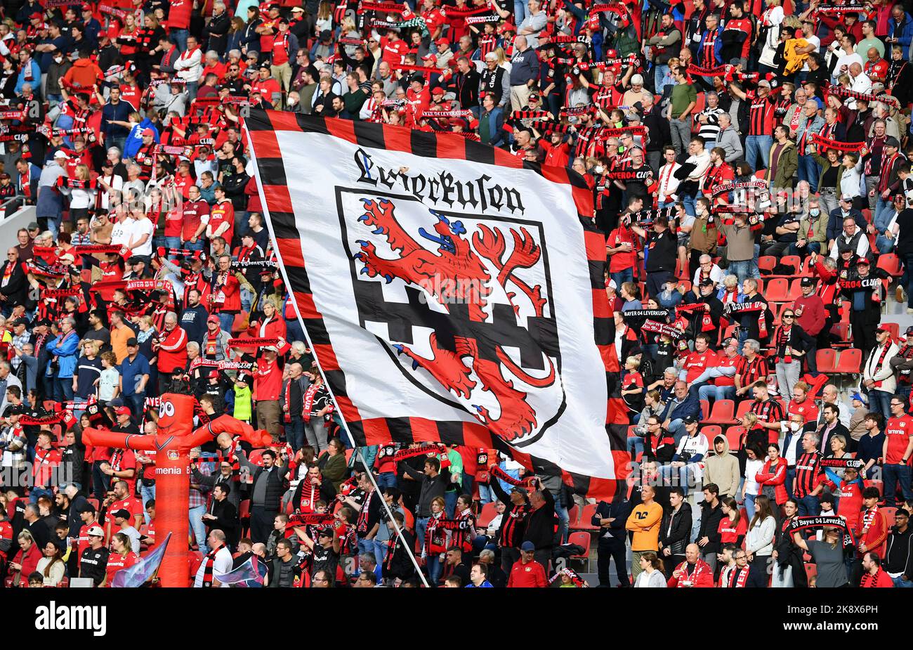 Bundesliga, BayArena Leverkusen; Bayer Leverkusen vs VfL Wolfsburg; Leverkusen fans Banque D'Images