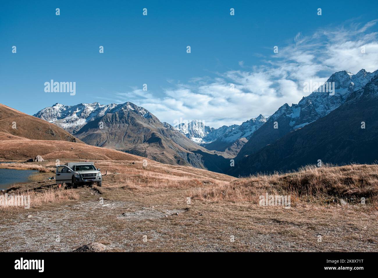 Les Alpes culminent début octobre. neige au sommet de la montagne. Photo de paysage de montagne. Région alpine Banque D'Images