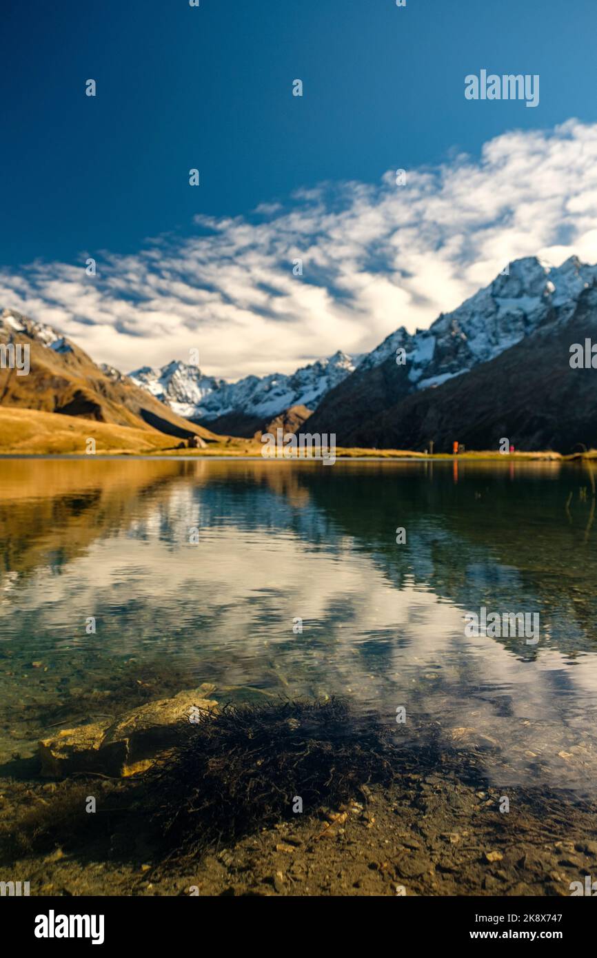 Les Alpes culminent début octobre. neige au sommet de la montagne. Photo de paysage de montagne. Région alpine Banque D'Images