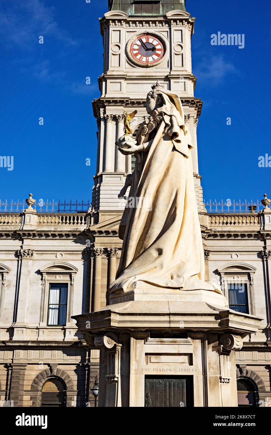 Ballarat Australie / vue extérieure de l'hôtel de ville de Ballarat vers 1872, et du monument Queen Victoria. Banque D'Images