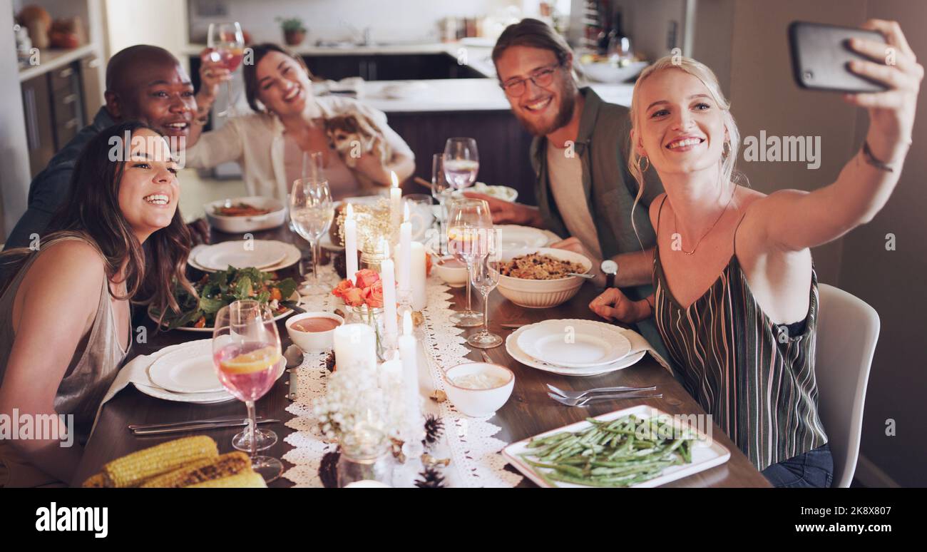 Régalez-vous du cadeau de l'amitié. un groupe de jeunes amis prenant des  selfies pendant un dîner à la maison Photo Stock - Alamy