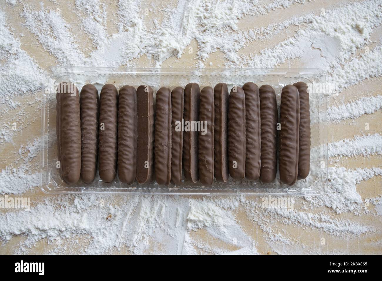 biscuits en bâtonnets de chocolat sur un plateau de pâte à farine Banque D'Images