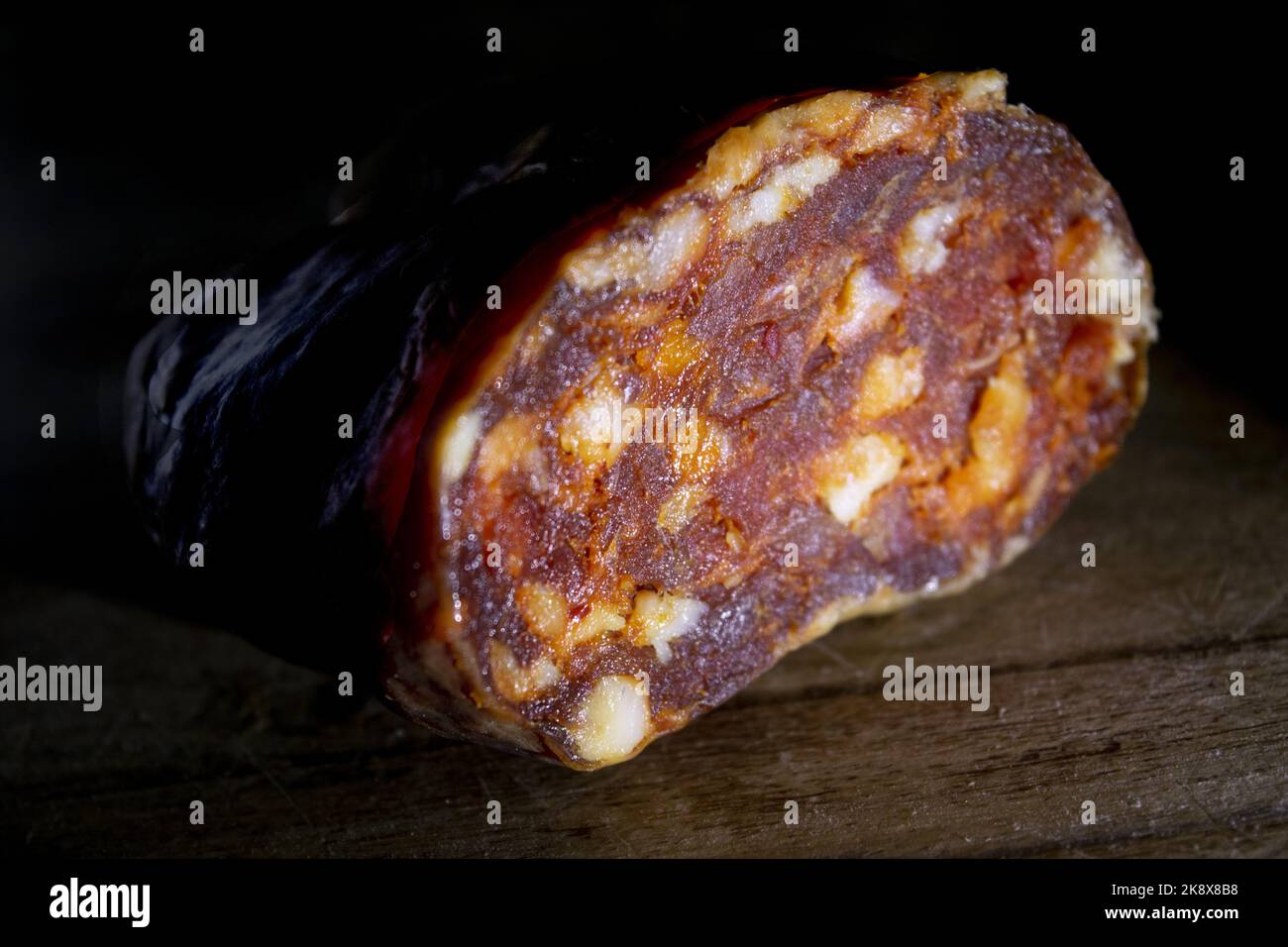 sopressata salami salami traditionnel calabrame en lumière sombre Banque D'Images