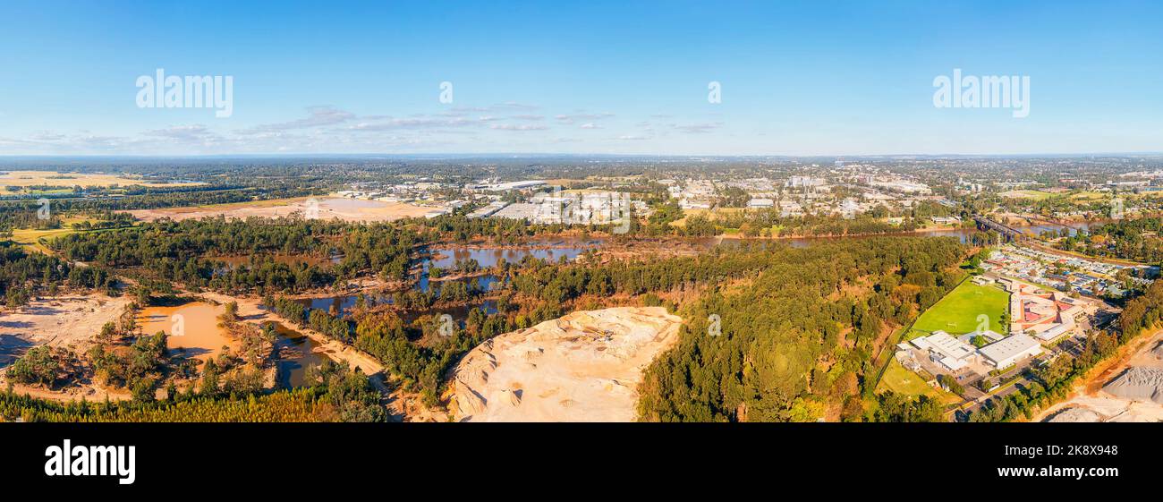 Panorama aérien central de la rivière Nepean sous les Blue Mountains autour du bassin du Grand Sydney en Australie. Banque D'Images
