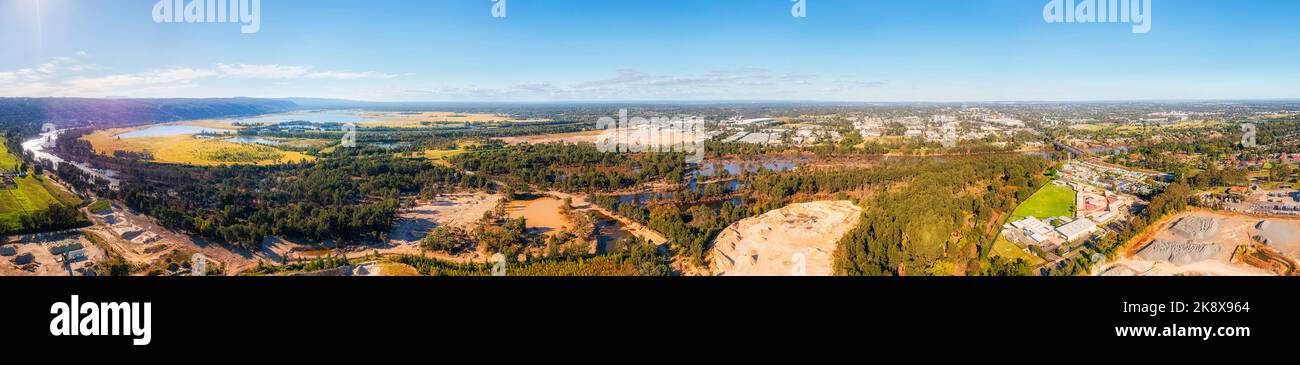 Panorama aérien pittoresque de la rivière Nepean sous les Blue Mountains autour du bassin de Sydney en Australie. Banque D'Images