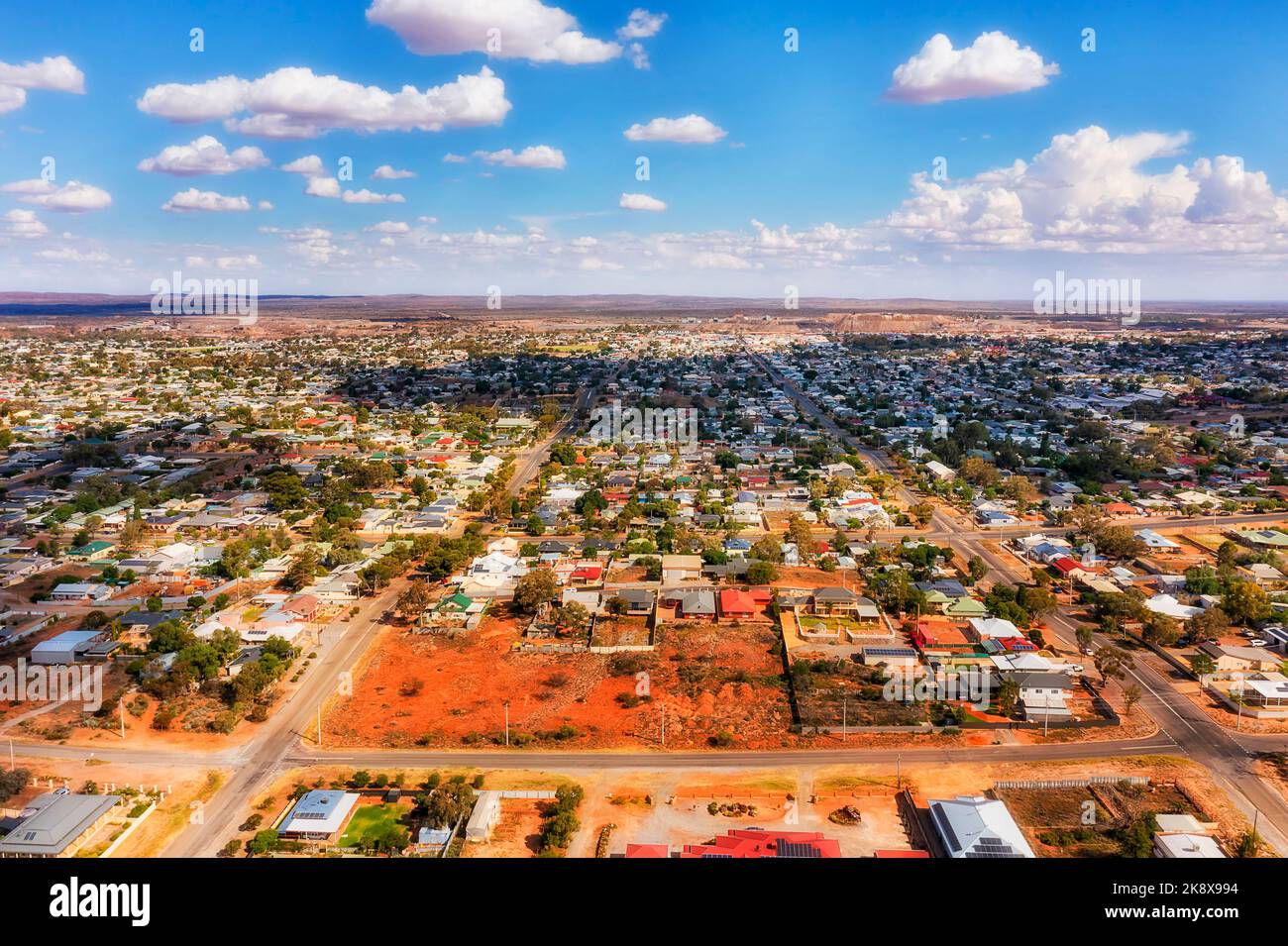 Rues locales calmes de Broken Hill ville en sol rouge Australie outback industrie minière - paysage urbain aérien. Banque D'Images