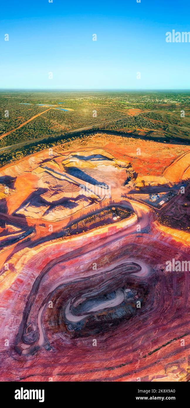 Panorama aérien vertical sur la mine de cuivre à ciel ouvert Cobar en Nouvelle-Galles du Sud de l'Australie - industrie des ressources en matières premières. Banque D'Images