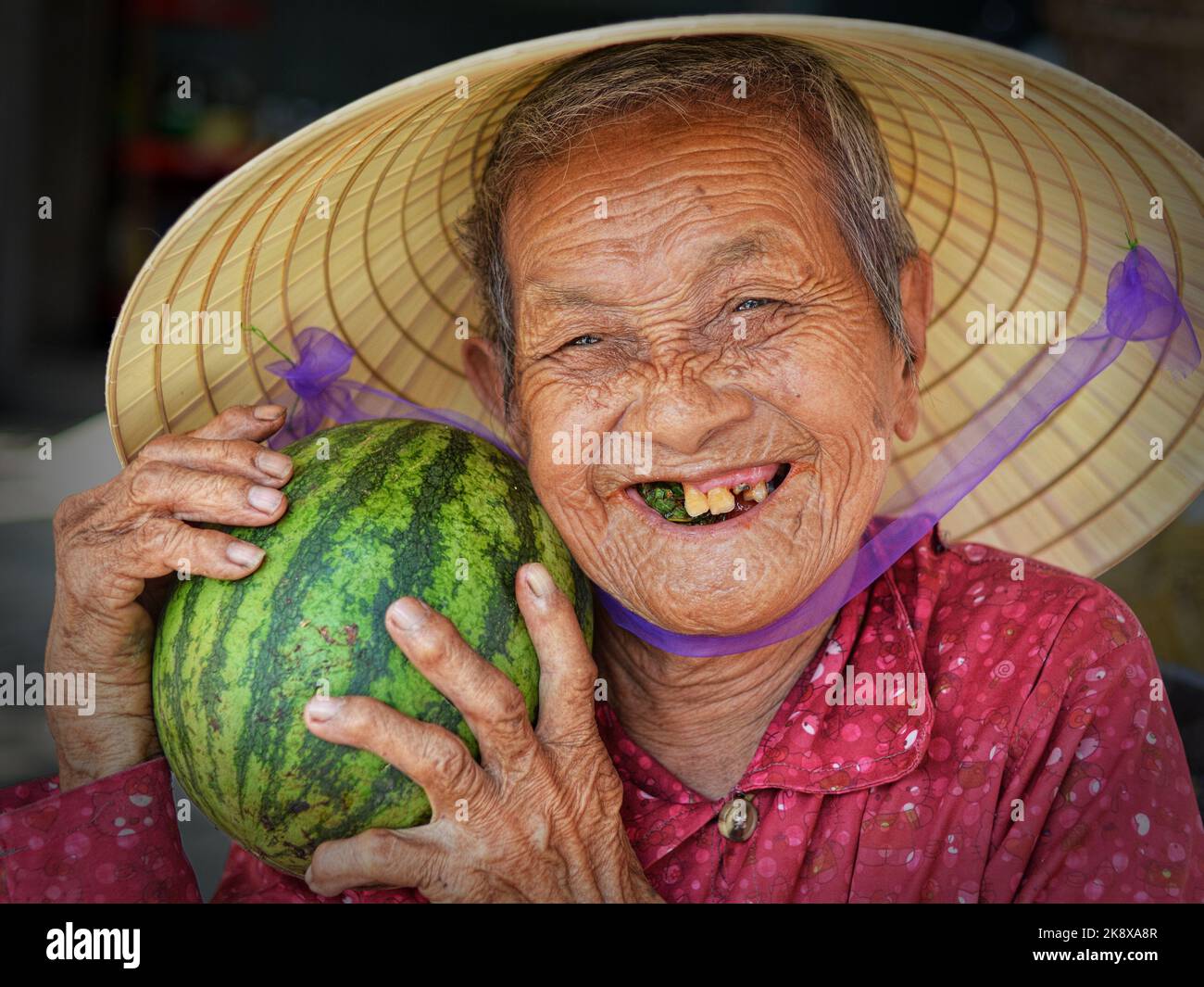 Les vieilles femmes avec son fruit de pastèque - femme âgée - gros plan portrait de la vieille femme visage, femme âgée avec peau ridée regardant l'appareil photo Banque D'Images