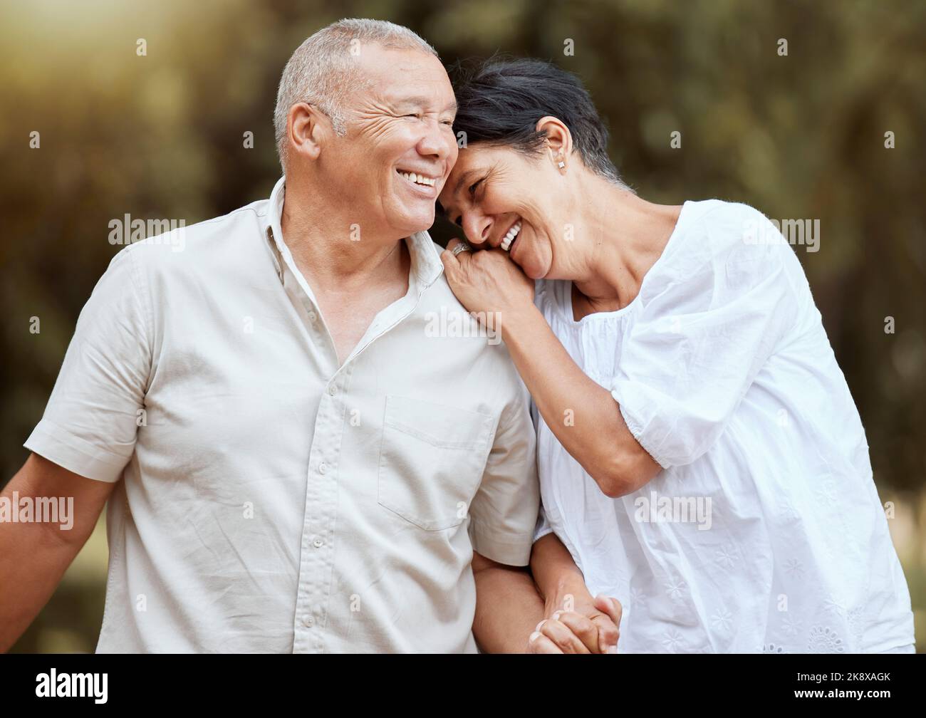 Amour, famille et couple de personnes âgées dans un parc, se détendre et s'amuser tout en liant, parlant et marchant dans la nature. Famille heureuse, mature et homme avec femme Banque D'Images