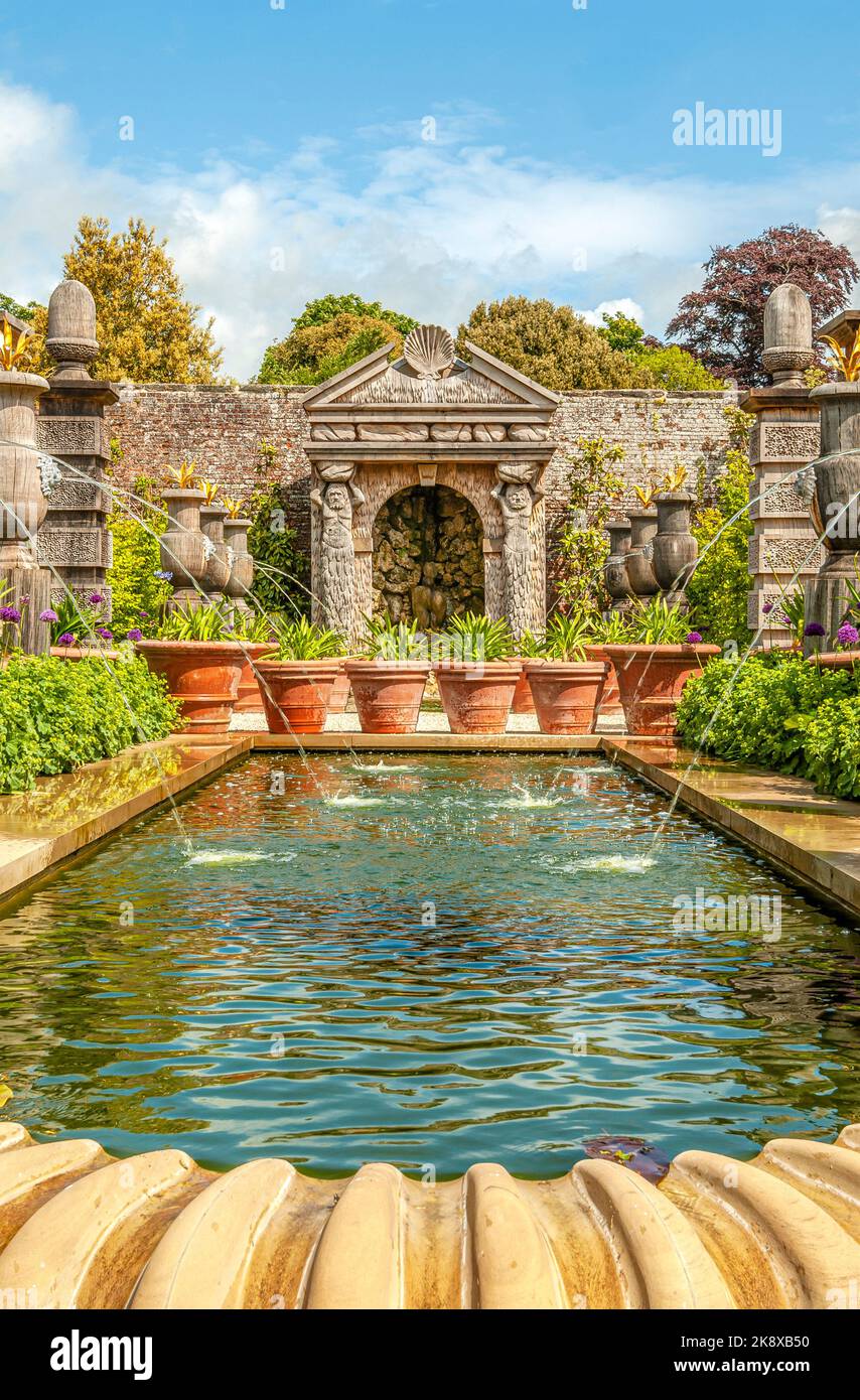 Fontaine au jardin des collectionneurs d'Earls au château d'Arundel, West Sussex, Angleterre Banque D'Images