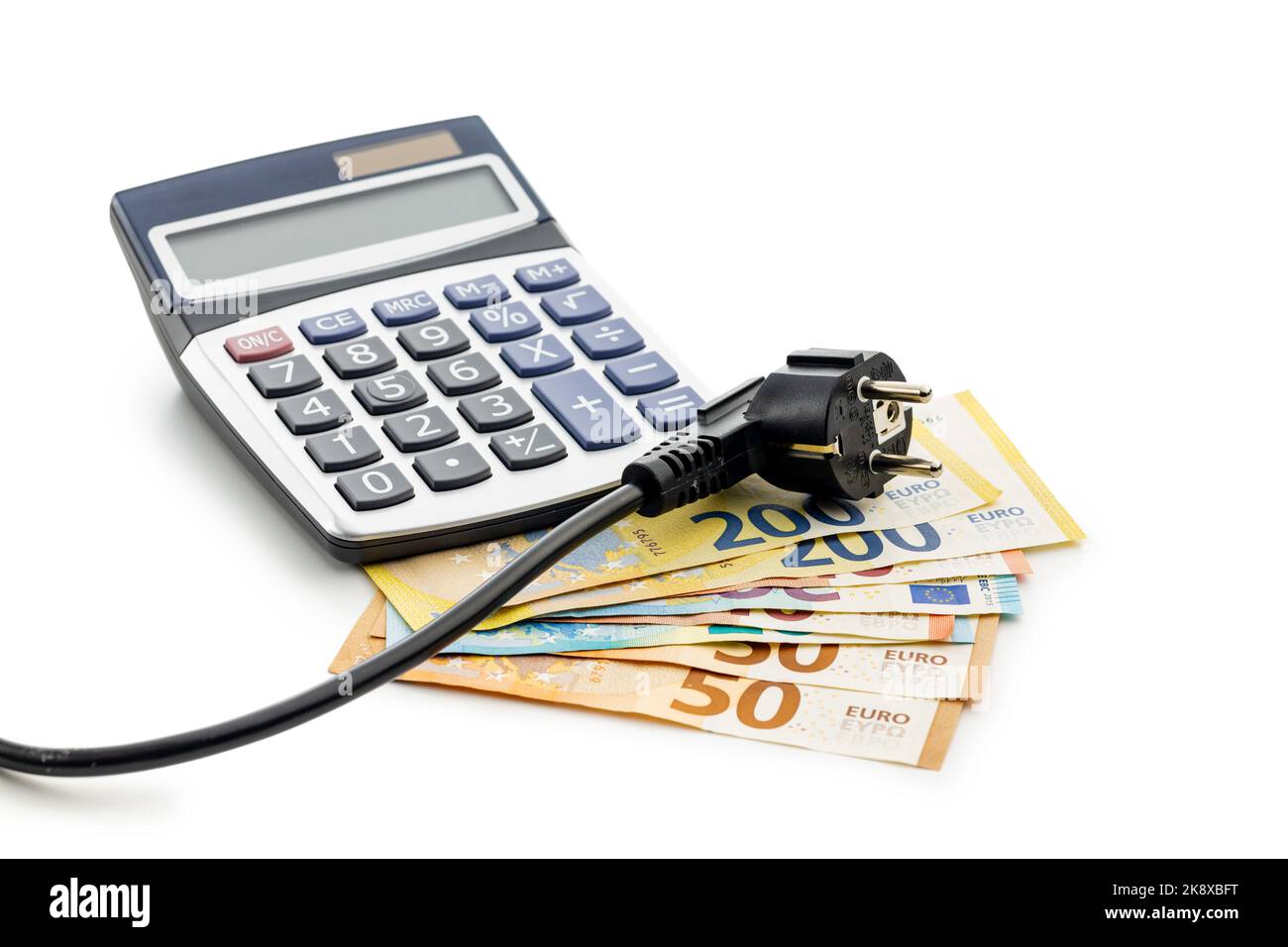 Le concept d'économie d'énergie avec prise électrique, calculatrice et euro Money isolée sur fond blanc. Banque D'Images