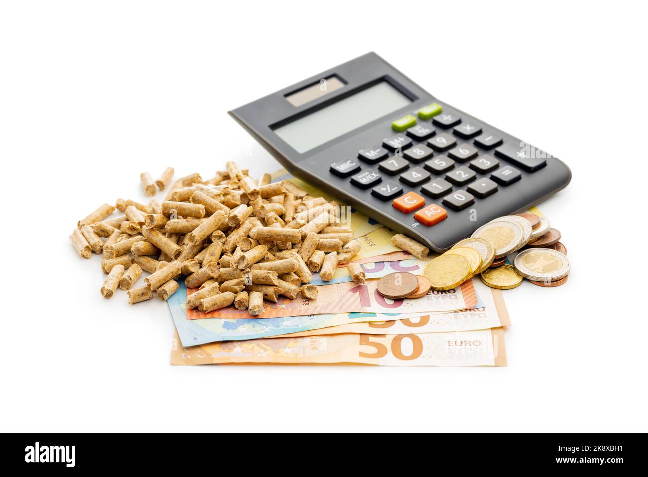 Granulés de bois, biocarburant avec euro monétaire et calculateur isolé sur fond blanc. Carburant écologique fabriqué à partir de la biomasse. La source d'énergie renouvelable. Banque D'Images
