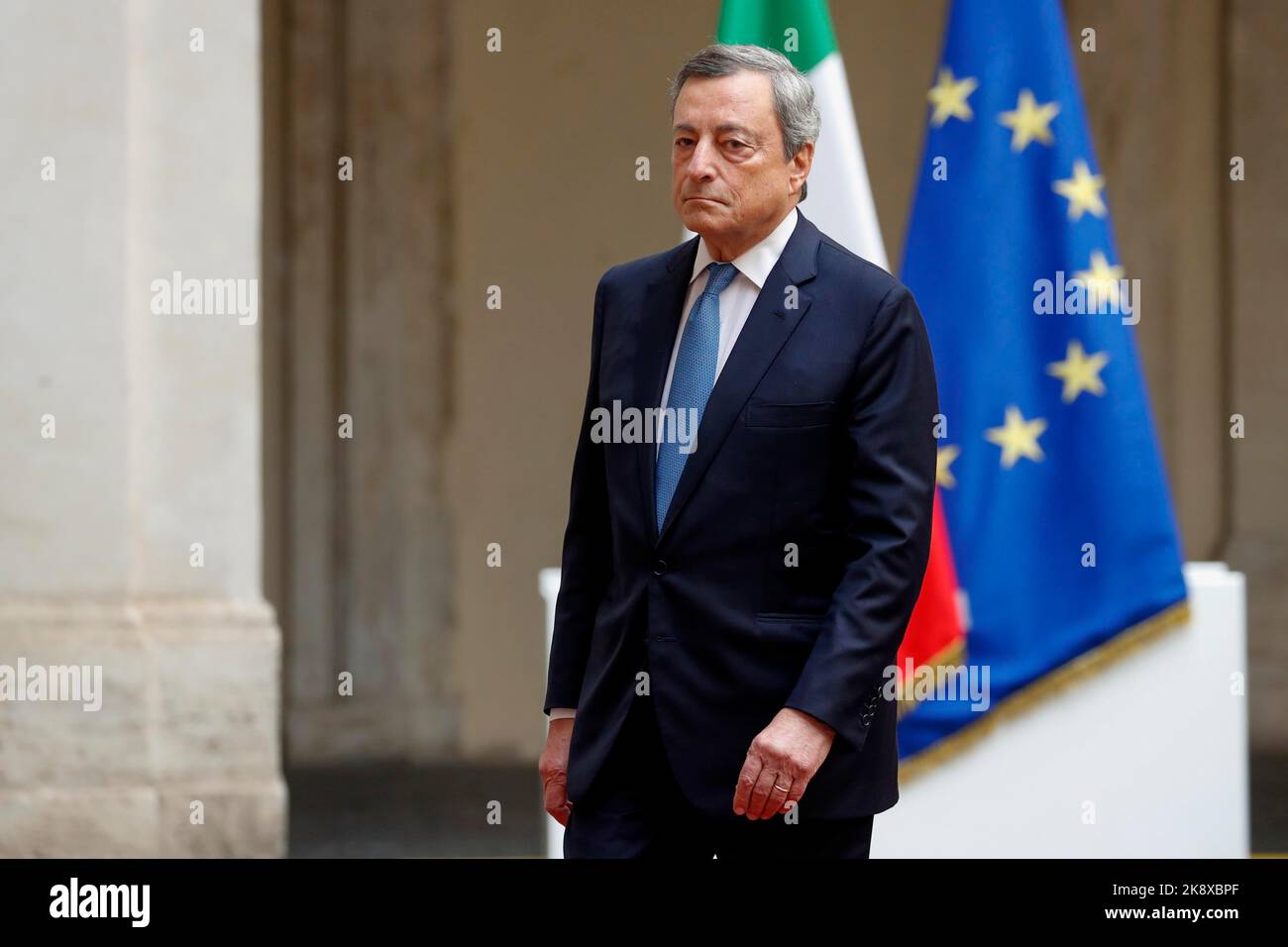 Italie, Rome, 23 octobre 2022 : le Premier ministre sortant, Mario Draghi, quitte le Palazzo Chigi après avoir accueilli le nouveau Premier ministre, Giorgia Meloni Banque D'Images