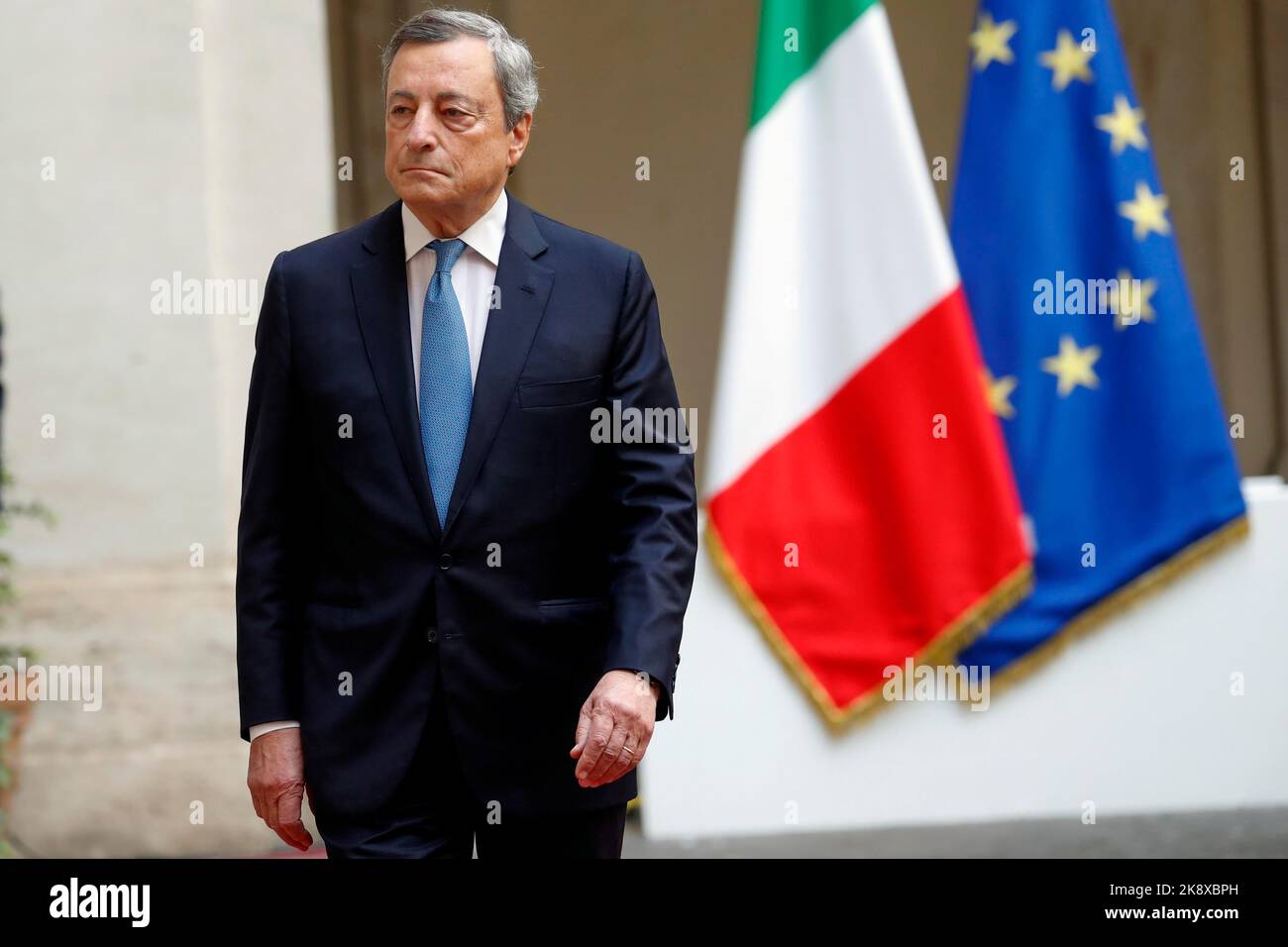 Italie, Rome, 23 octobre 2022 : le Premier ministre sortant, Mario Draghi, quitte le Palazzo Chigi après avoir accueilli le nouveau Premier ministre, Giorgia Meloni Banque D'Images